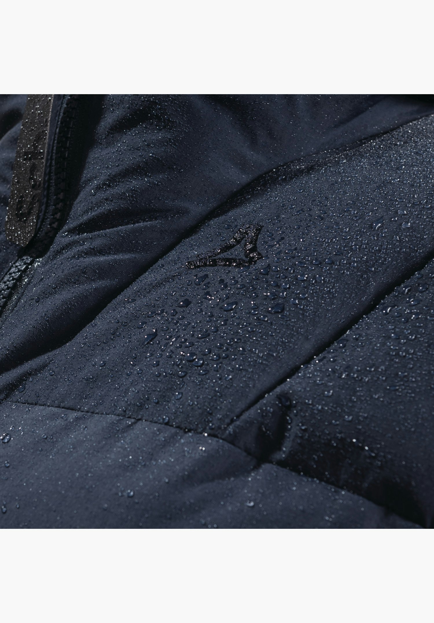 Ins Parka Style Boslix WMS montre le tissu bleu déperlant avec des gouttes d'eau, le logo Schöffel et un détail de zip. Gros plan sur fond blanc/neutre.