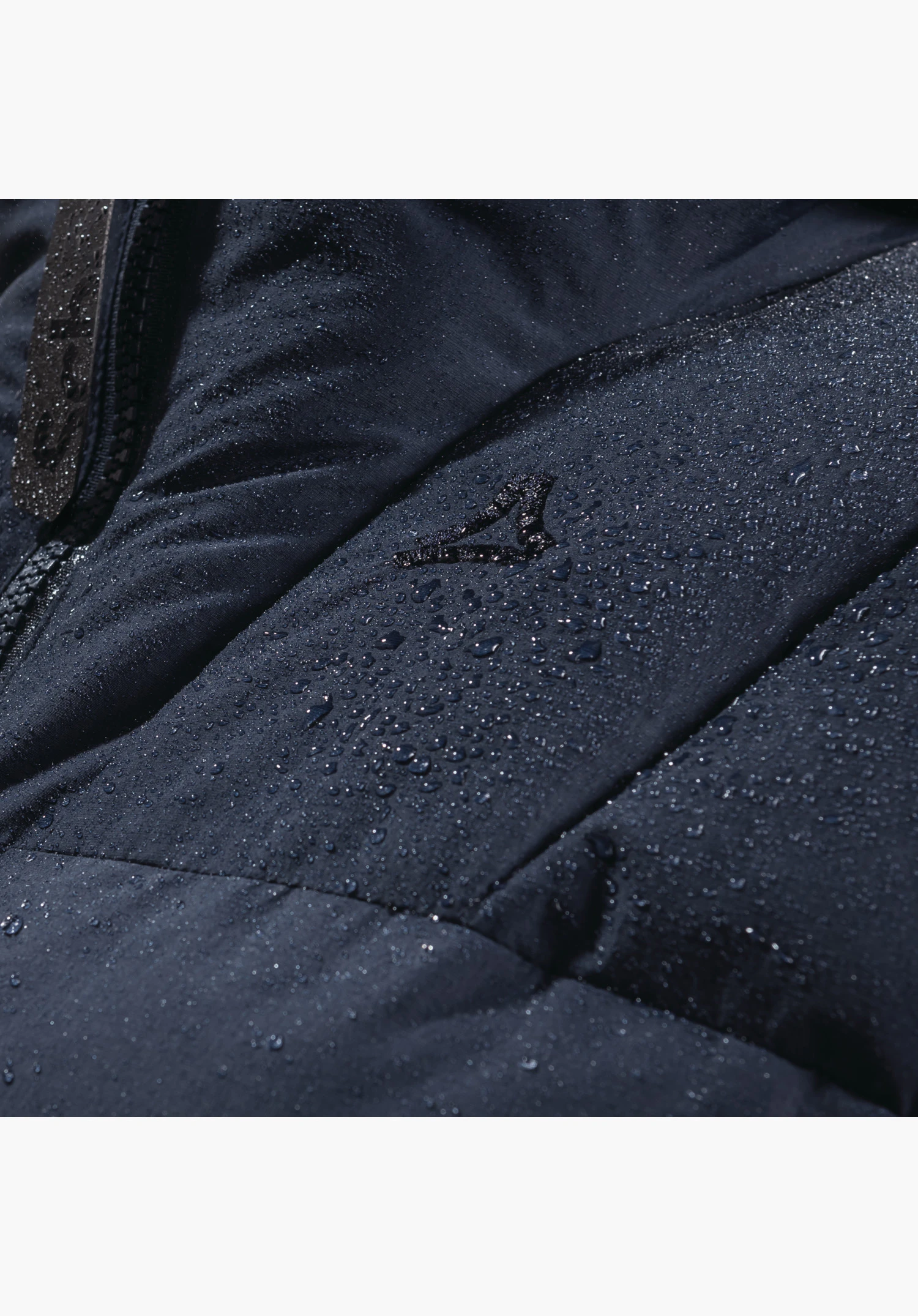 Ins Parka Style Boslix WMS toont de waterafstotende blauwe stof met waterdruppels, het Schöffel-logo en een ritsdetail. Close-up tegen een witte/neutrale achtergrond.