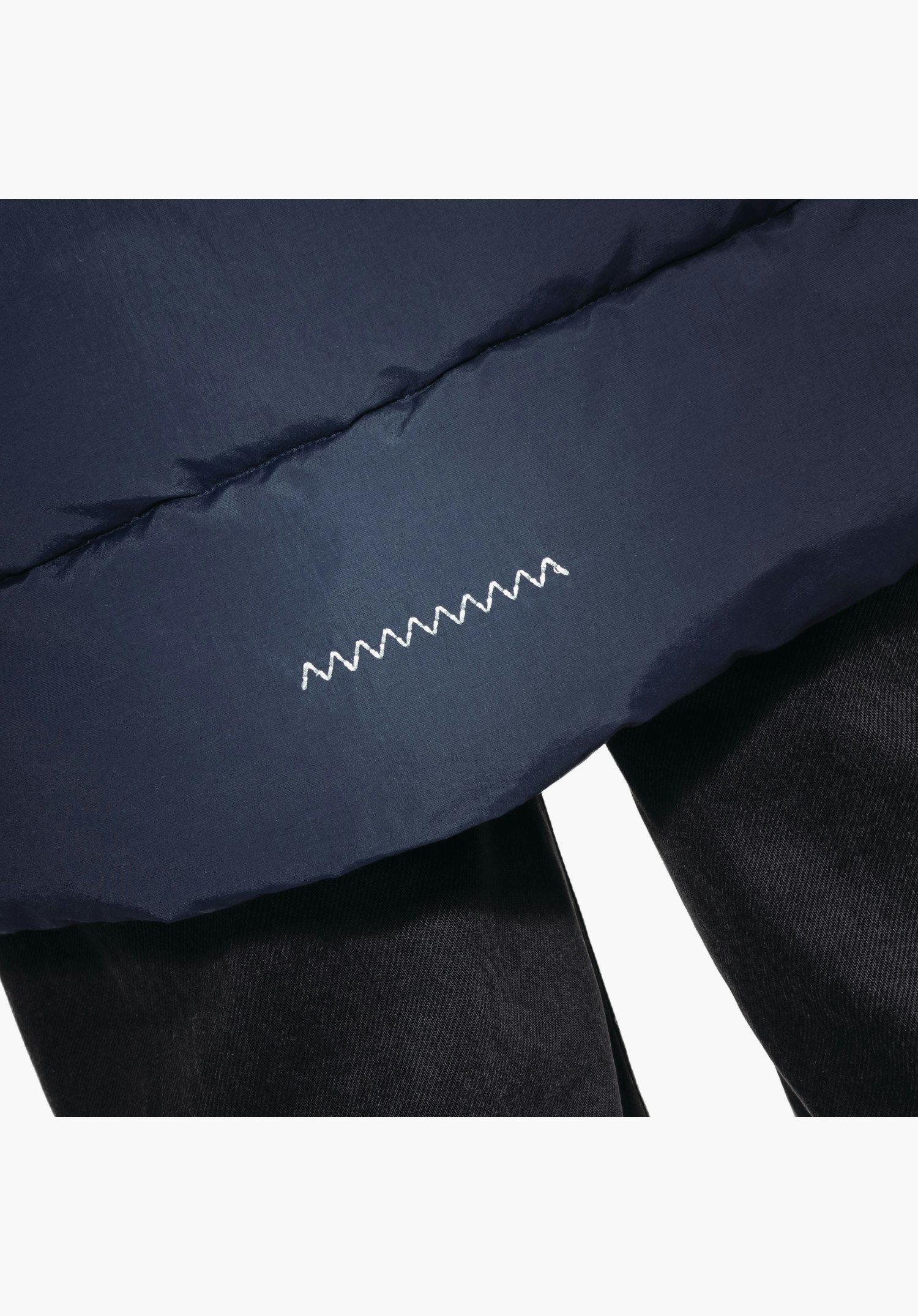 Ins Parka Style Boslix WMS shows a decorative white zigzag stitch detail on the lower hem of the blue fabric, close-up against a white/neutral background.