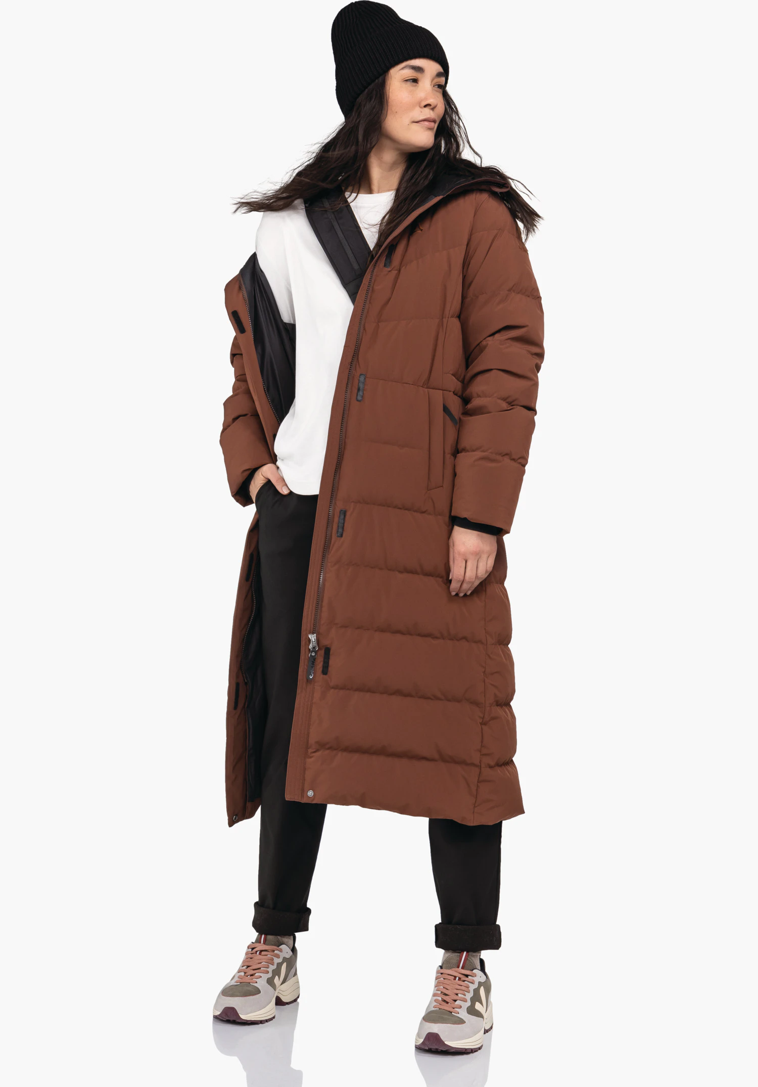 Down Coat Style Vindave WMS. De robuuste rits en de gladde textuur van het bruine gewatteerde materiaal. Detailopname voor een witte/neutrale achtergrond.