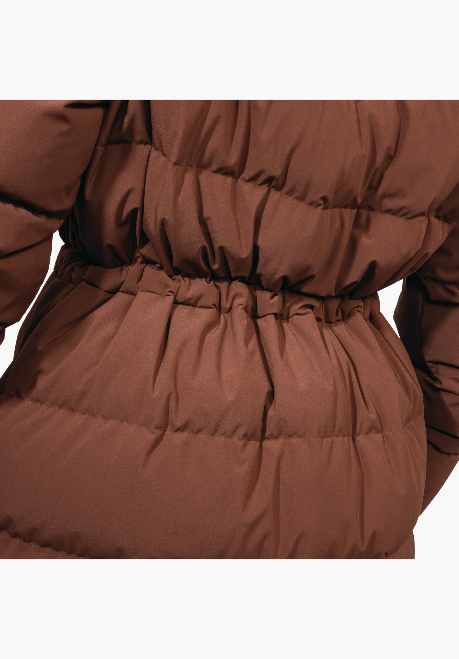 Down Coat Style Vindave WMS detailopname van de elastische taille aan de achterkant van de bruine jas. Close-up voor een witte achtergrond.