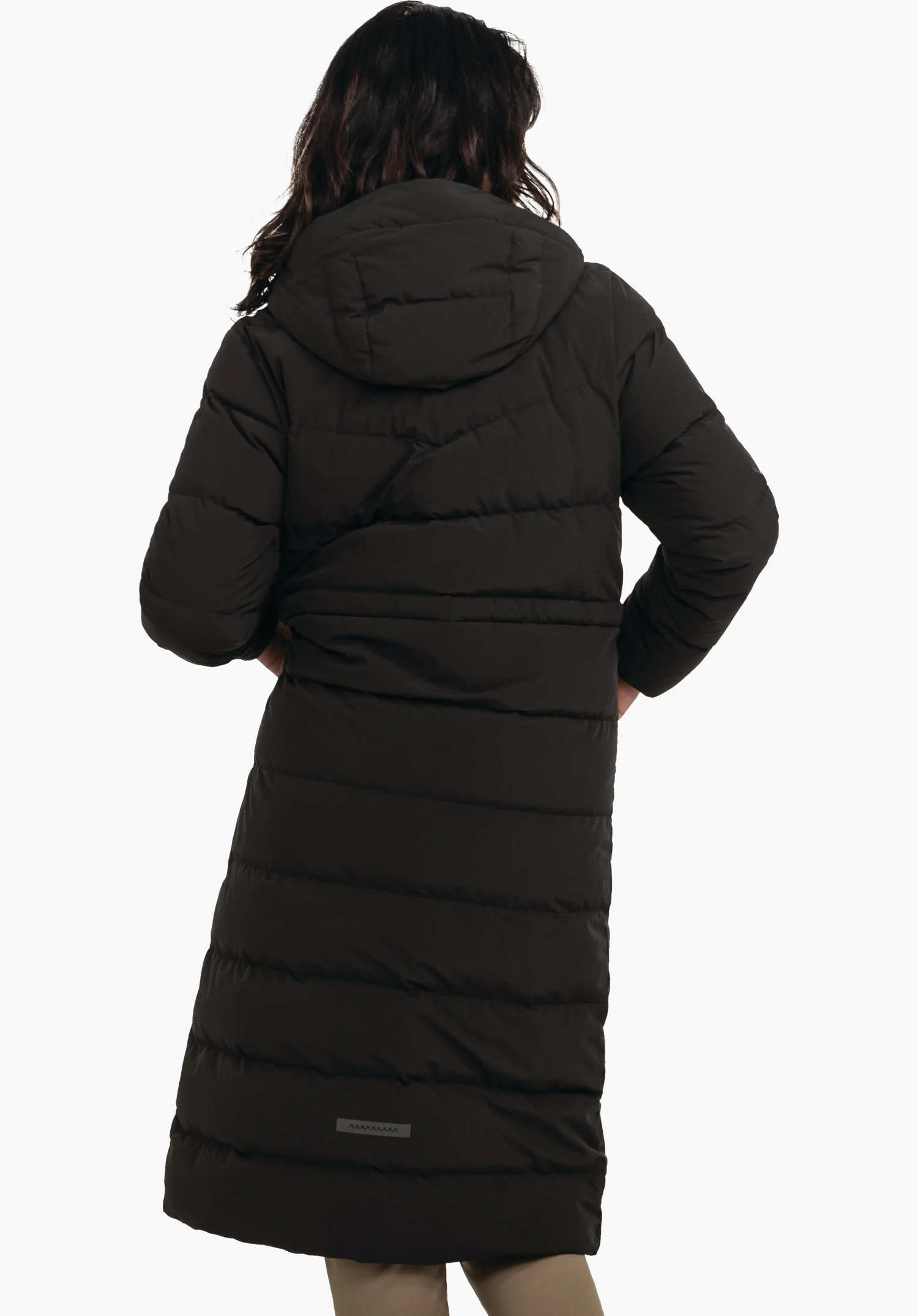 Down Coat Style Vindave WMS zwarte gewatteerde mantel, achteraanzicht; persoon draagt deze en staat met handen op de heupen voor een witte achtergrond.