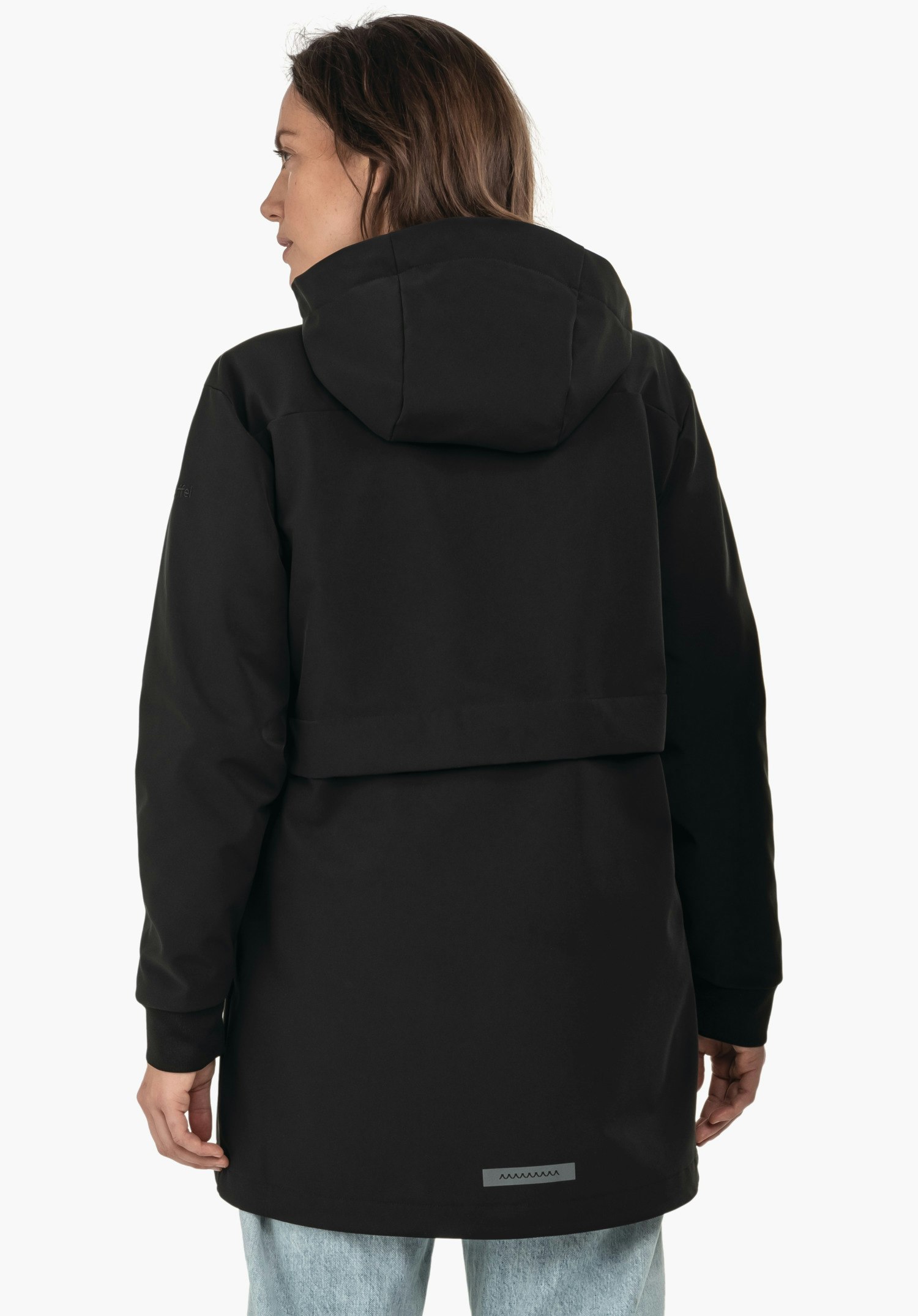 Softshell Jk Style Suavio WMS manteau softshell noir à capuche, porté par une personne debout dos à la caméra; mains détendues, jean bleu clair visible; fond blanc, patch réfléchissant en zigzag.