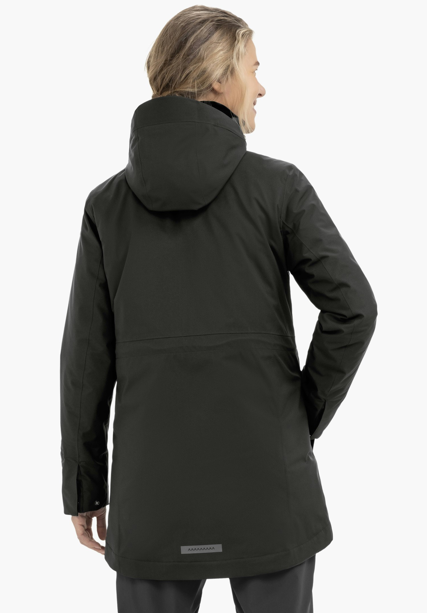 3in1 Parka Style Borkol WMS parka, zwarte jas met capuchon aan een staande persoon; rug naar de camera, handen in de zakken, gladde stof, neutrale lichtwitte achtergrond.