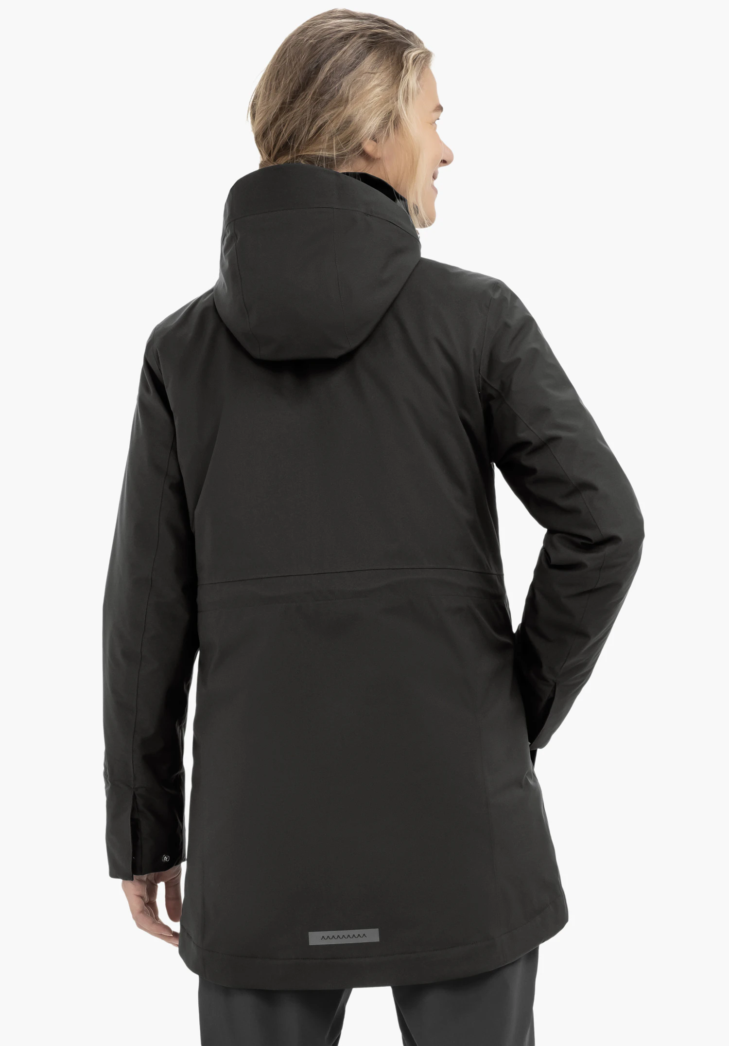 3in1 Parka Style Borkol WMS parka, zwarte jas met capuchon aan een staande persoon; rug naar de camera, handen in de zakken, gladde stof, neutrale lichtwitte achtergrond.