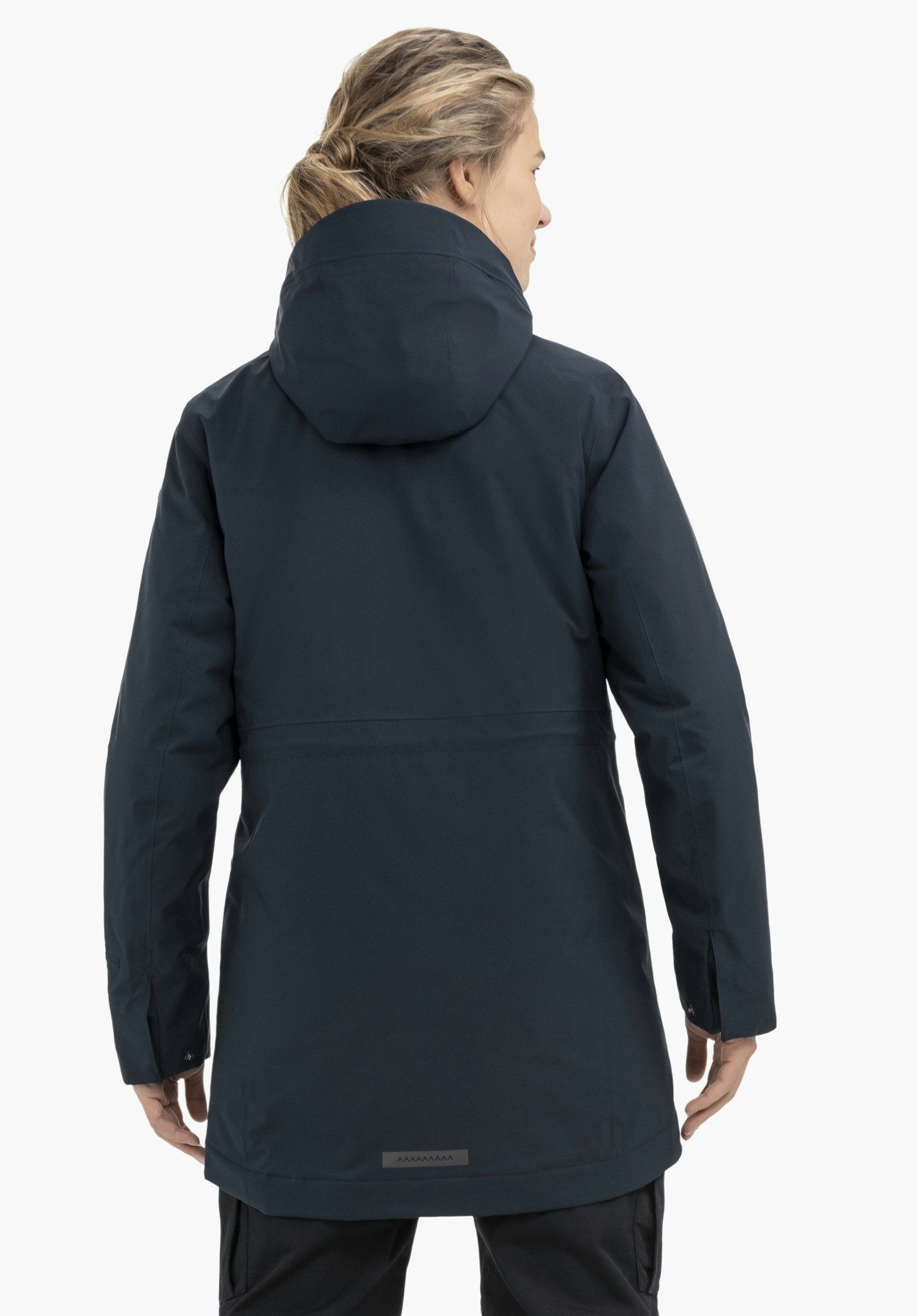 3in1 Parka Style Borkol WMS donkerblauwe parka, van achteren gedragen; capuchon aangelegd, persoon licht zijwaarts gedraaid; neutrale witte studioachtergrond.