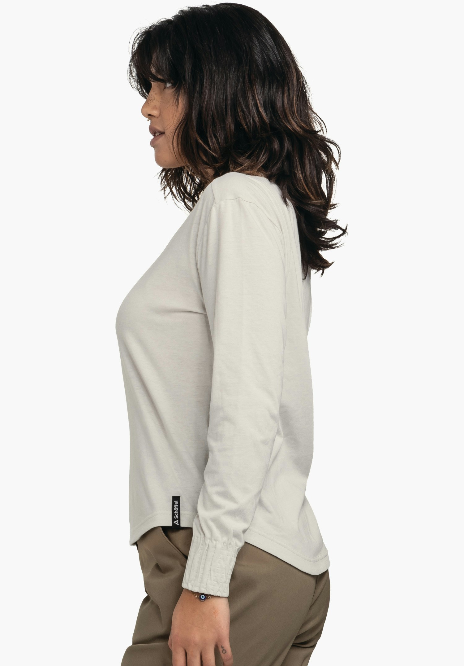 Longsleeve Style Collada WMS haut manches longues porté par une personne debout de profil devant fond neutre. Texte sur l’étiquette: "Schöffel"; logo Schöffel visible.