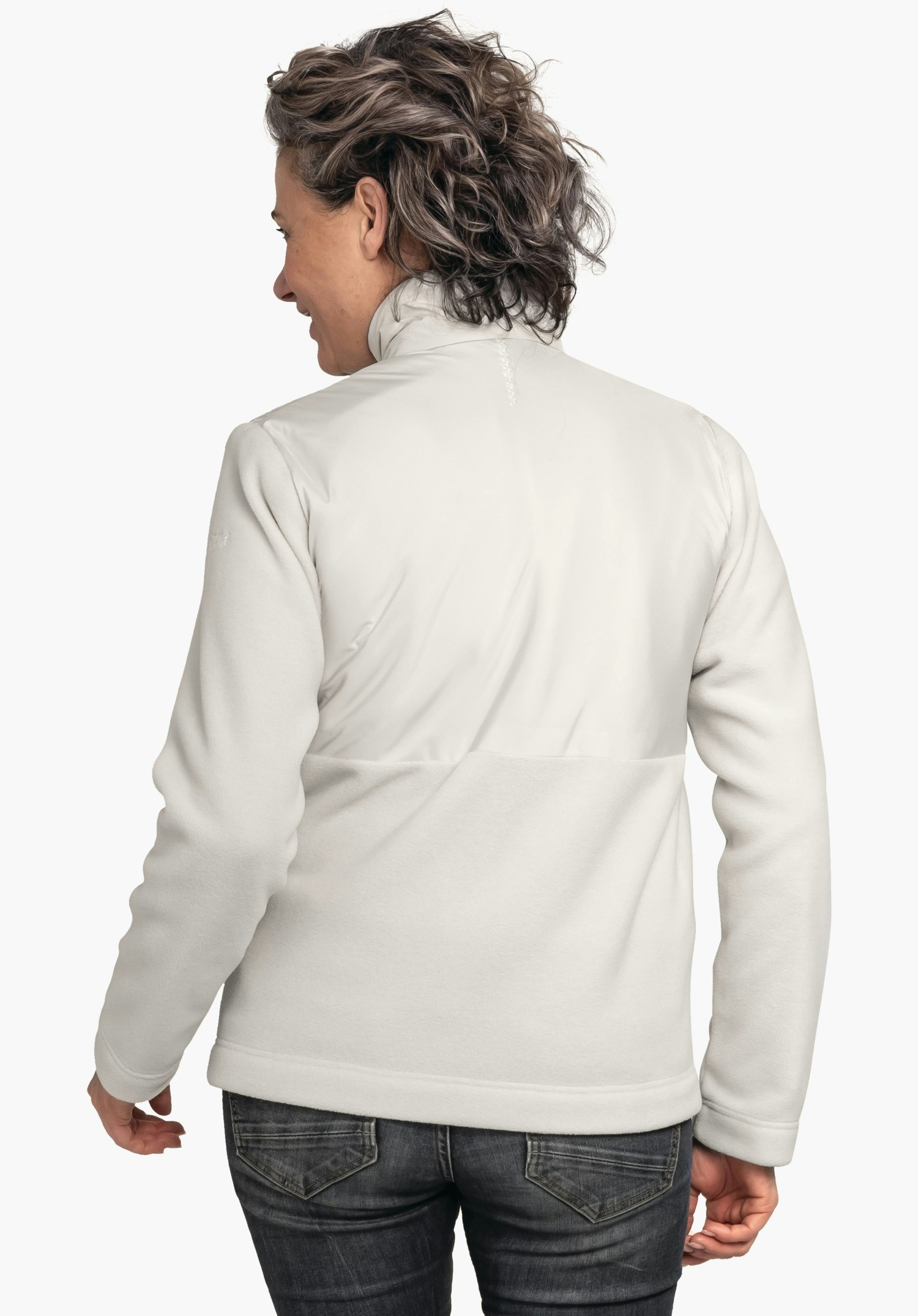 Fleece Jk Style Gregale WMS witte jas, gedragen door een persoon met de rug naar de camera en hoofd licht opzij gedraaid; donkergrijs haar, draagt donkergrijze jeans, lichte neutrale achtergrond.
