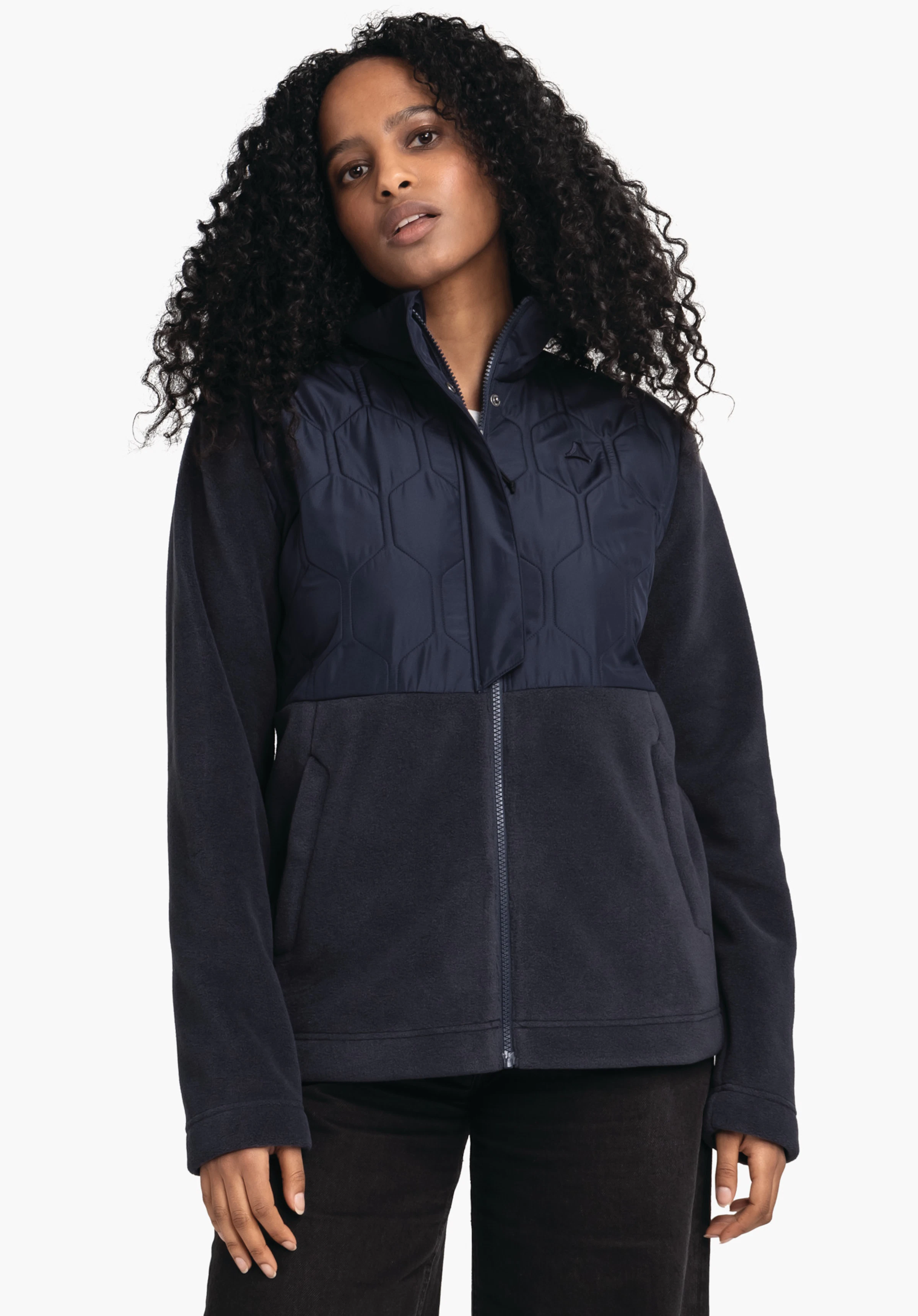 Fleece Jk Style Gregale WMS lichtwit gevoerde jack met Schöffel-logo; vrouw draagt deze, lacht, rechterhand in de zak, staande pose voor een lichte effen achtergrond, donkerblauwe jeans.
