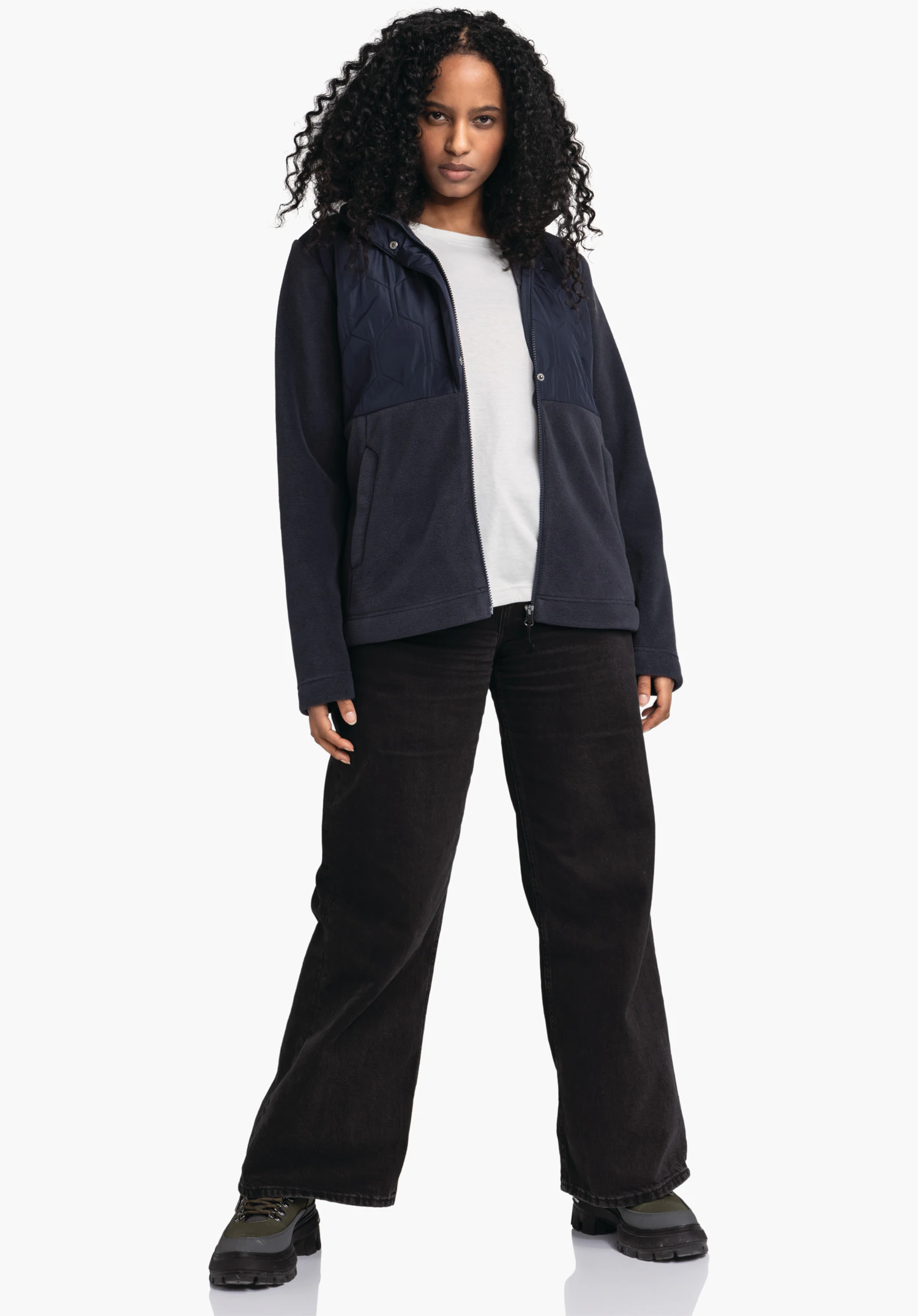 Fleece Jk Style Gregale WMS toont de materiaalmix van zacht fleece en gewatteerde blauwe stof op de borst en de ritssluiting. Close-up voor een witte/neutrale achtergrond.