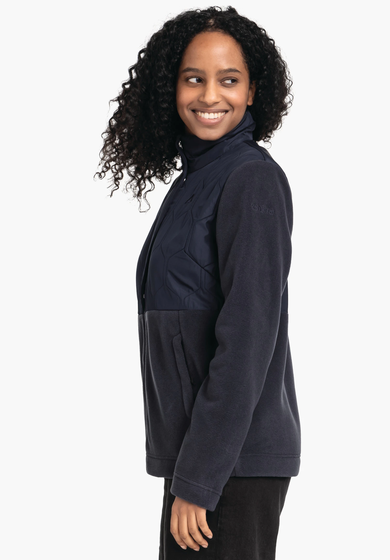 Fleece Jk Style Gregale WMS donkerblauwe fleecejas, zijwaarts gedragen door een vrouw; zij glimlacht en kijkt naar rechts; witte achtergrond.