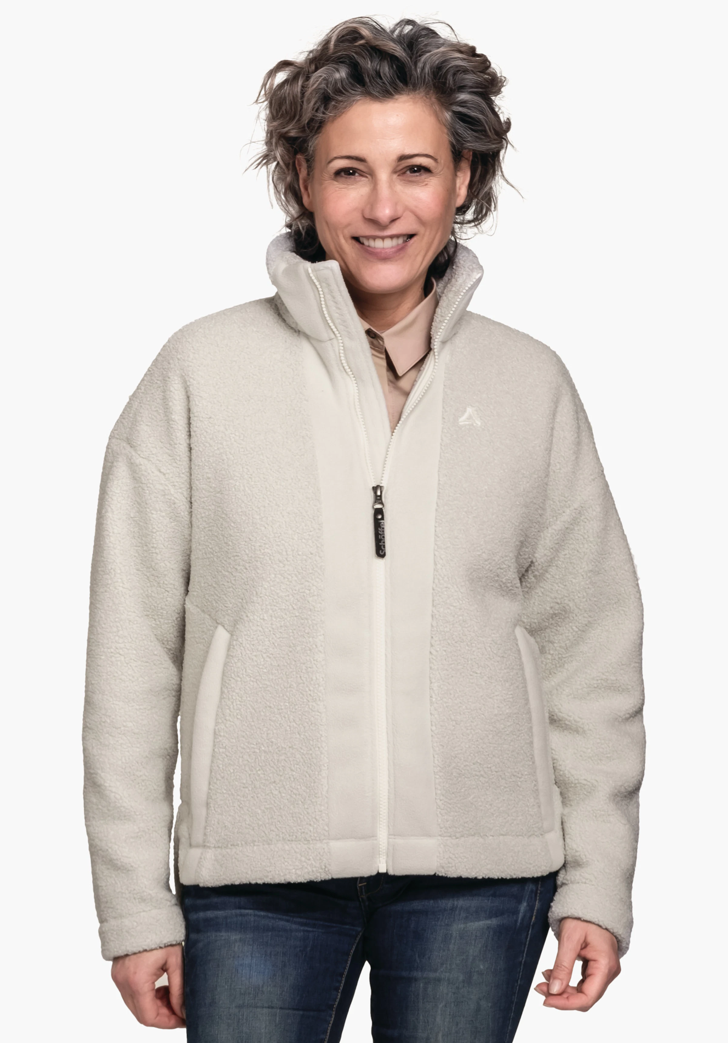 Fleece Jk Style Kalmor WMS Jacke, wird von einer lächelnden Person getragen, Reißverschluss hochgezogen, Schöffel-Logo auf der Brust; stehende Person vor hellem, neutralem Hintergrund.