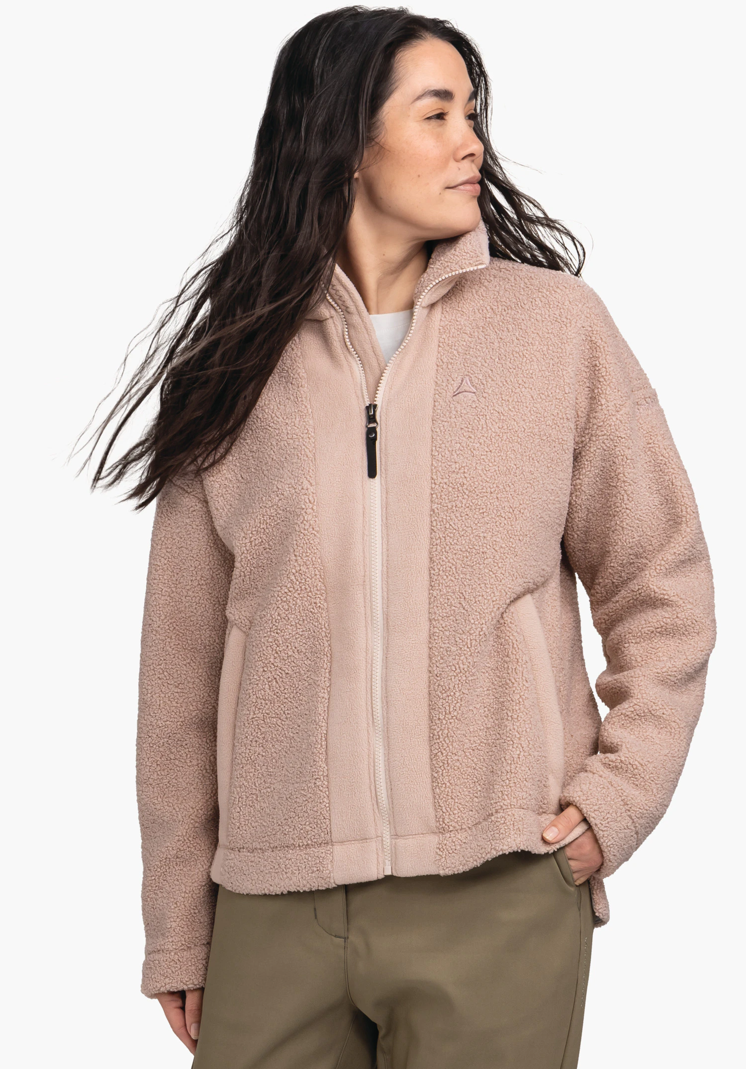 Fleece Jk Style Kalmor WMS Hellrosa Fleecejacke, von einer Frau getragen, blickt seitlich; Reißverschluss geschlossen, rechte Hand in Tasche, Schöffel-Logo auf Brust, weißer Hintergrund.