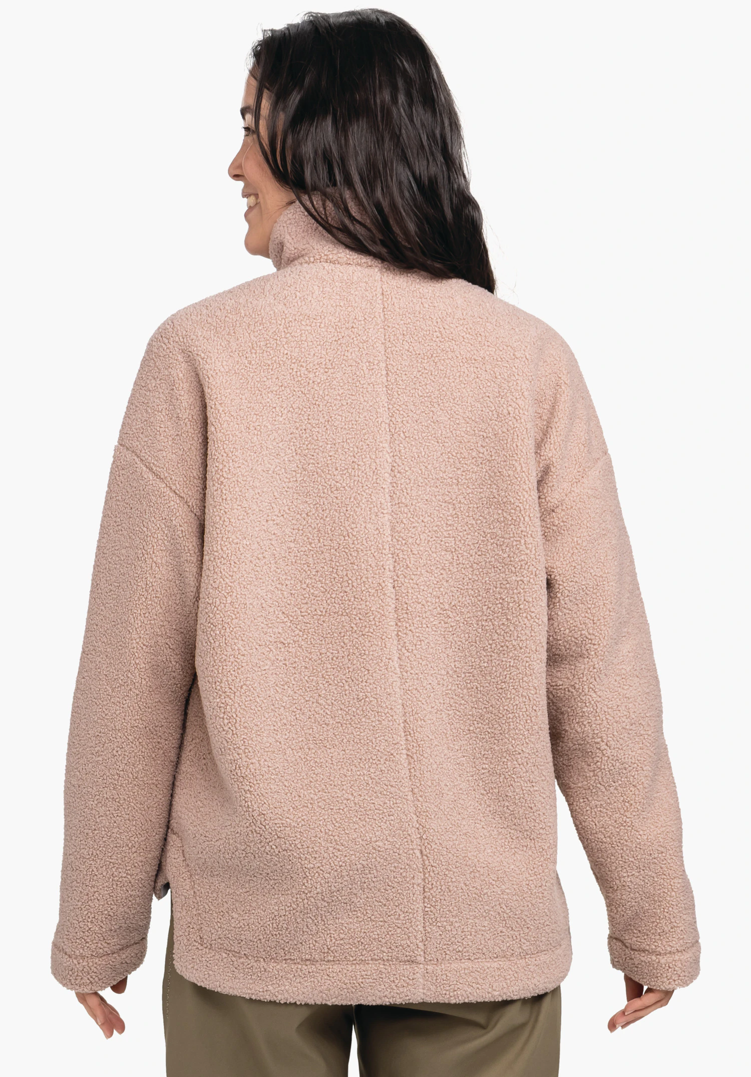 Fleece Jk Style Kalmor WMS hell rosa Teddyfleece-Jacke, getragen von einer Person mit dunkelbraunem, schulterlangem Haar, zeigt den Rücken und lächelt seitlich; steht vor weißem Hintergrund, trägt dunkelgrüne Hosen.
