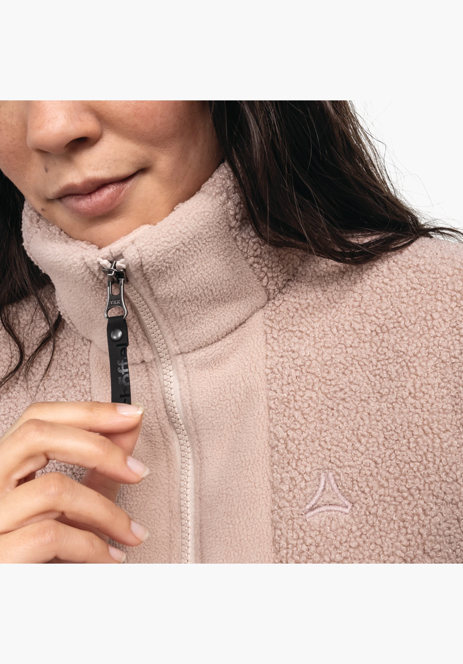 Fleece Jk Style Kalmor WMS zeigt den hohen Kragen und das weiche Teddy-Fleece in Pink, inklusive Reißverschluss mit Marken-Puller und dem gestickten Schöffel-Logo als Nahaufnahme vor weißem Hintergrund.