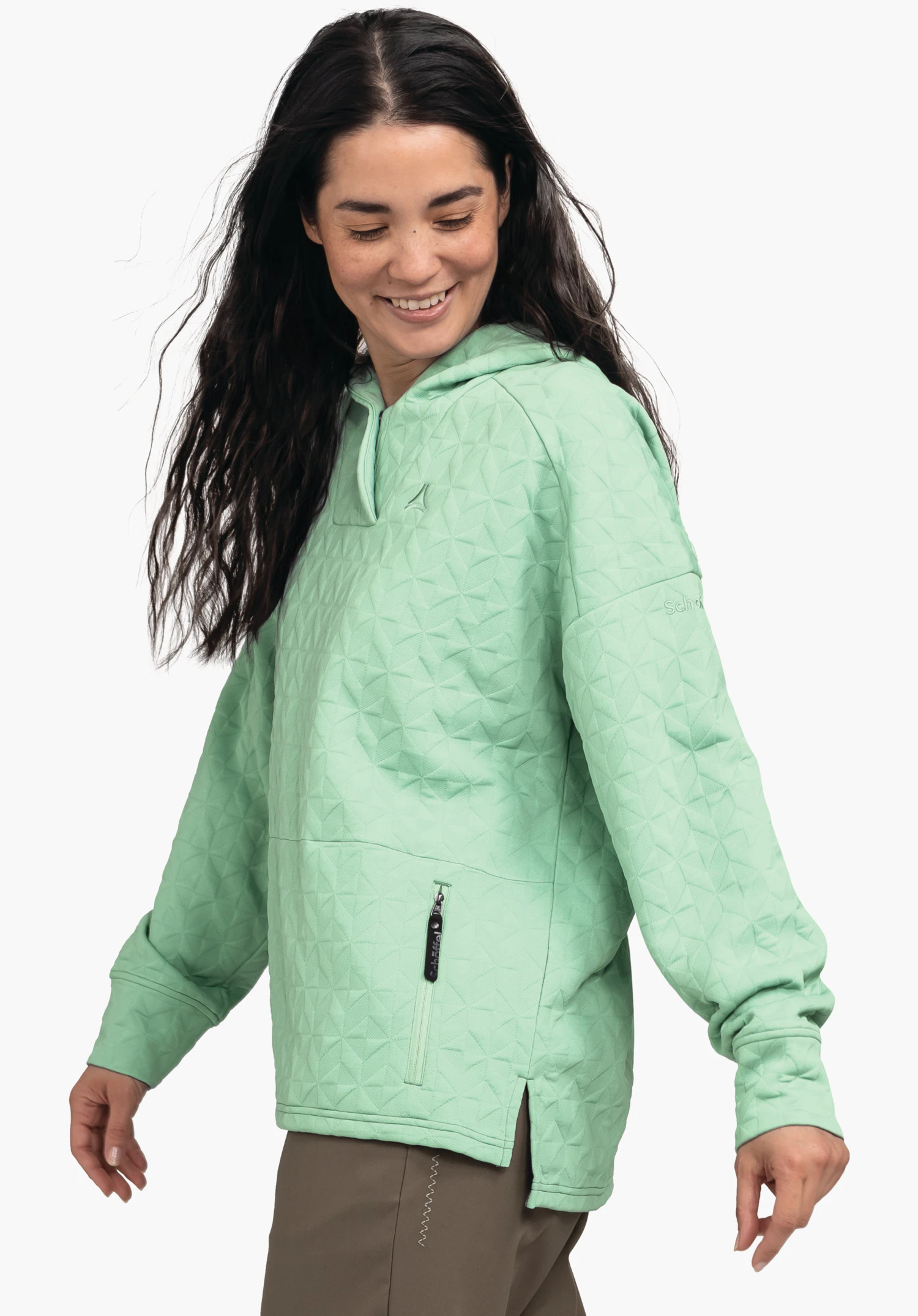 Hoody Style Vindave WMS lichtgroene hoodie; vrouw draagt deze, glimlacht en draait opzij; witte studioachtergrond. Schöffel-logo zichtbaar. Tekst: "Schöffel".