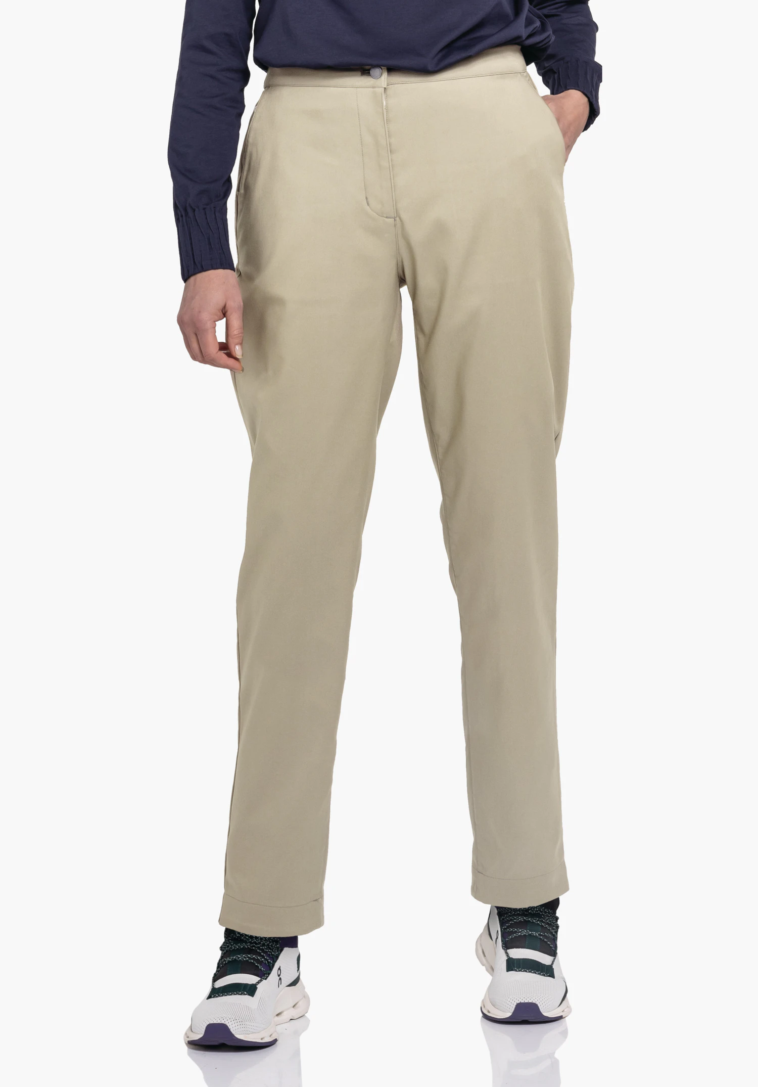 Pants Style Zourga WMS pantalon jaune clair, porté debout avec une main dans la poche; haut bleu foncé et baskets blanches devant un fond blanc neutre.
