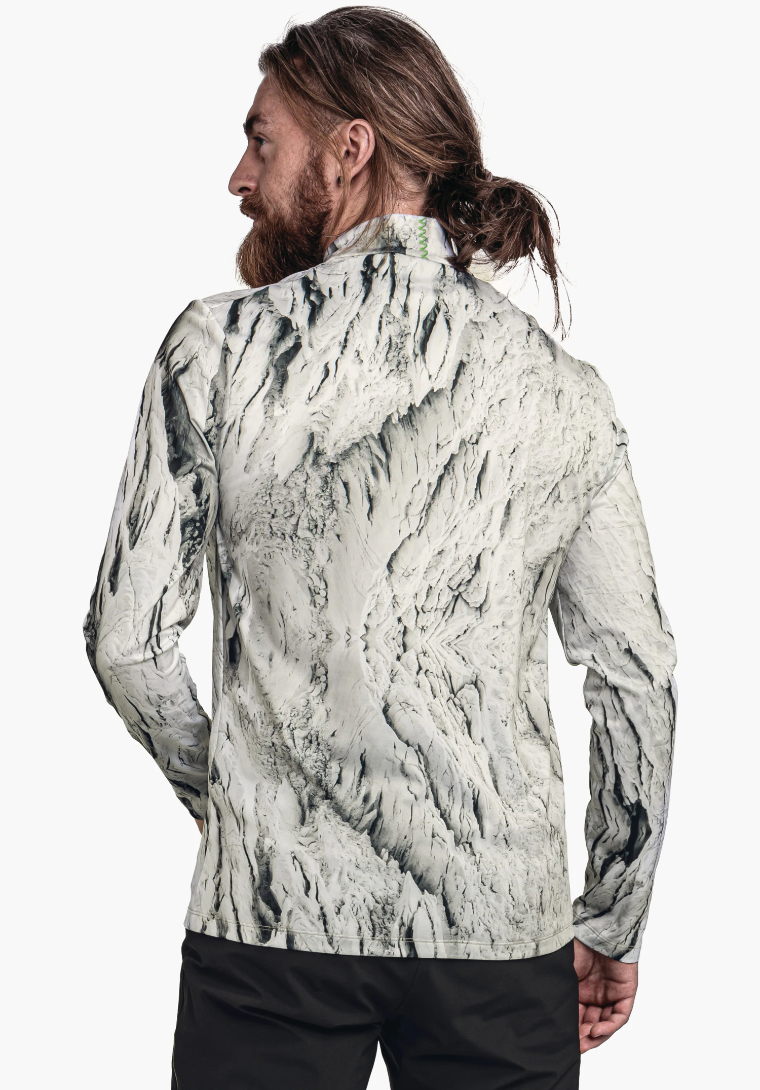 Schöffel x Tom Hegen LS MNS haut manches longues blanc clair et gris foncé avec motif abstrait évoquant la roche; porté par un modèle masculin tourné vers la gauche devant un fond clair neutre.