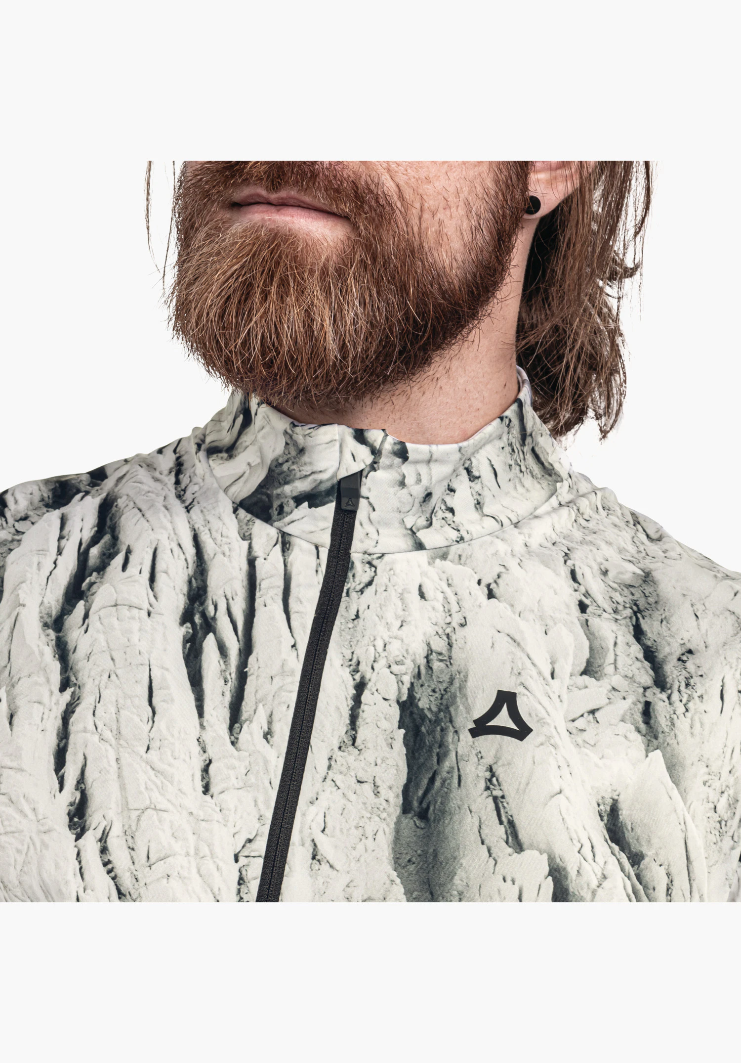 Schöffel x Tom Hegen LS MNS présente le col montant avec un demi-zip noir et l'imprimé paysage distinctif en couleur nature ainsi que le logo Schöffel noir sur la poitrine, gros plan sur fond neutre.
