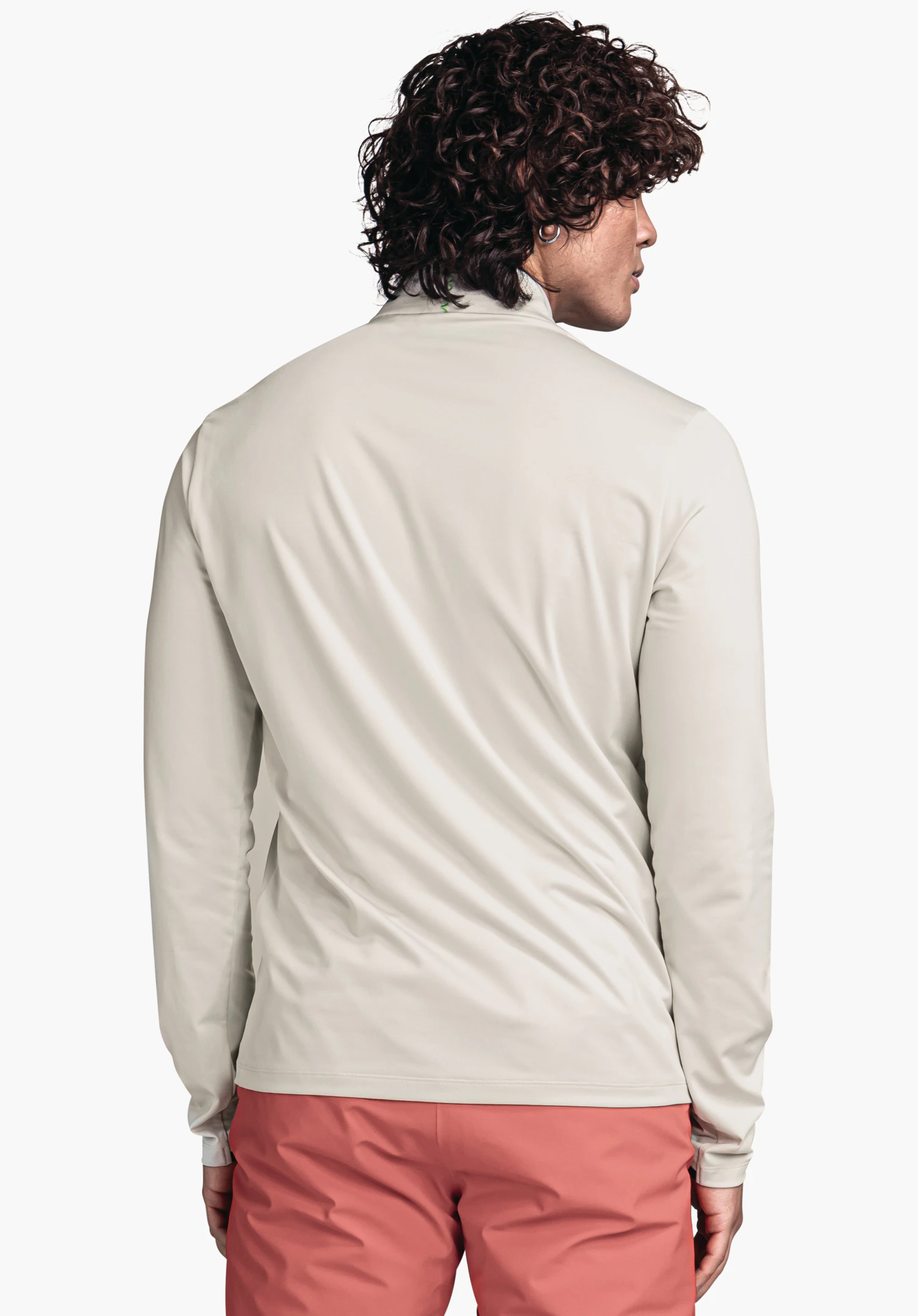 Longsleeve Style Pine MNS t-shirt manches longues blanc, modèle debout dos à la caméra, tête légèrement tournée sur le côté; contexte: fond blanc neutre, pantalon rouge visible en bas de l’image.