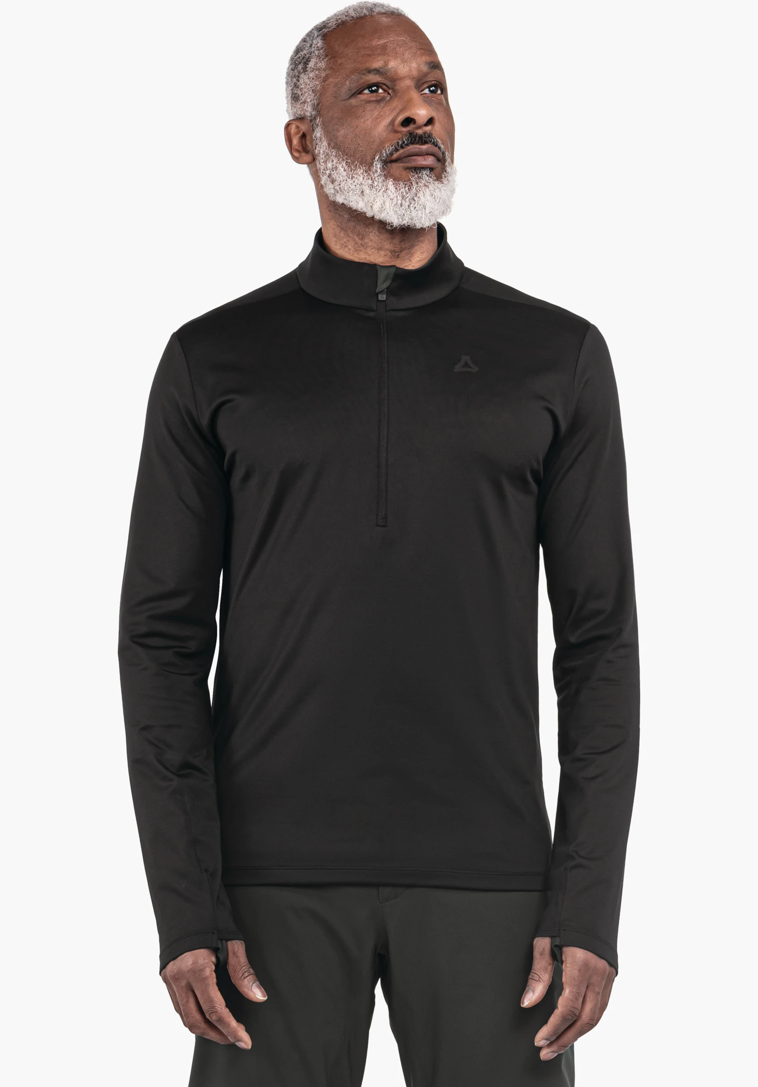 Longsleeve Style Pine MNS Schwarzes Langarmshirt mit halbem Reißverschluss, Schöffel-Logo auf der Brust; männliches Modell mit hellgrauem Bart blickt nach oben, steht vor weißem Hintergrund.