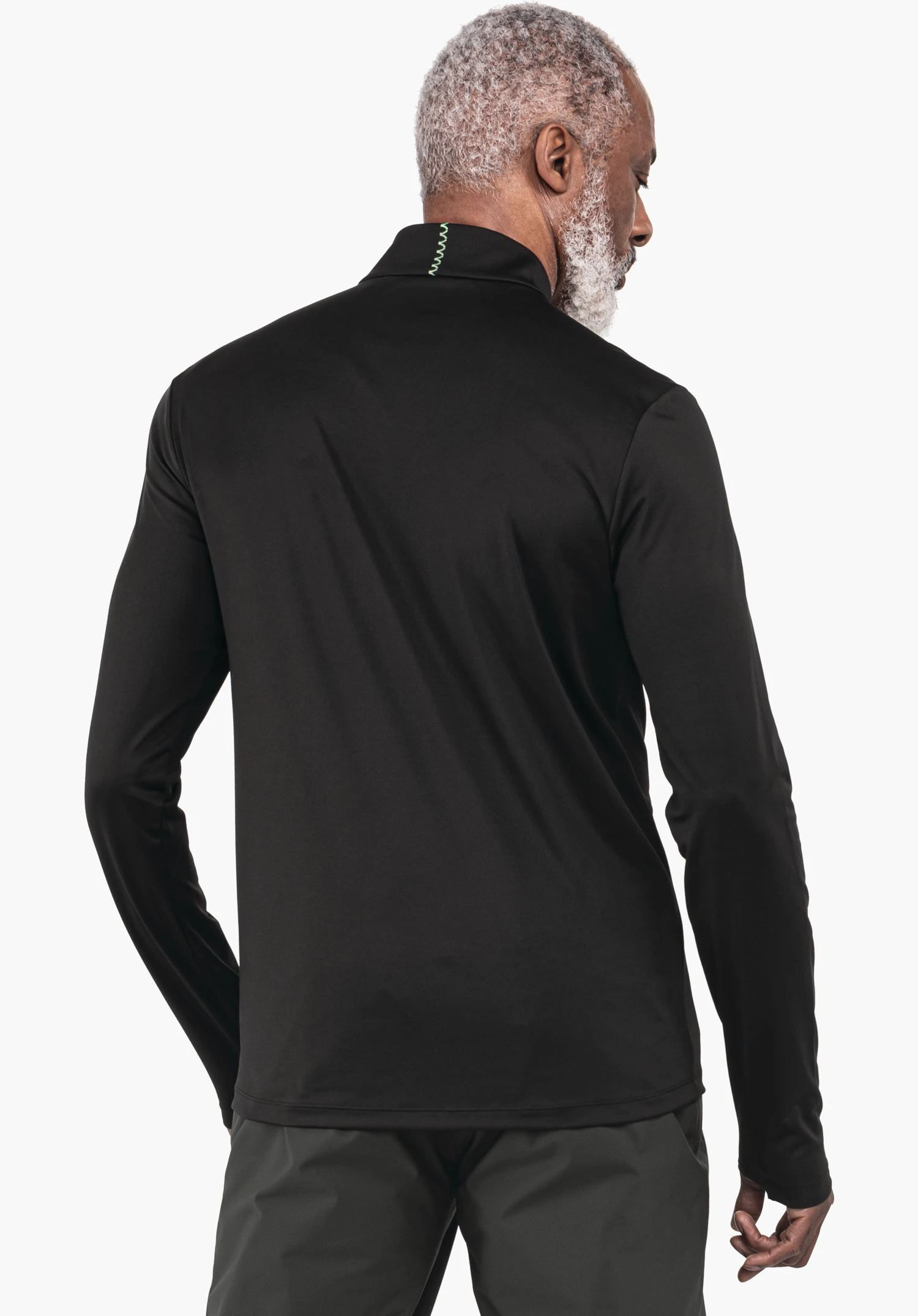 Longsleeve Style Pine MNS Schwarzes Langarmshirt, getragen von einem Mann mit hellgrauem Haar, steht mit dem Rücken zur Kamera, Kopf zur Seite gedreht, vor weißem Hintergrund.