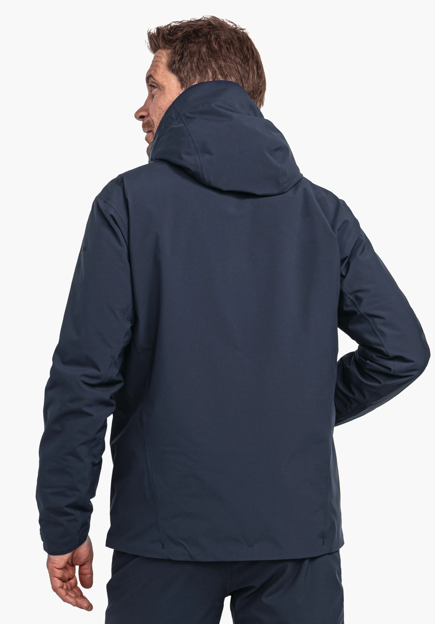 Jacket Style Nollen MNS veste bleu foncé, vue arrière — homme la portant, buste légèrement tourné et regardant vers la gauche; capuche visible; posture détendue; fond studio blanc neutre.