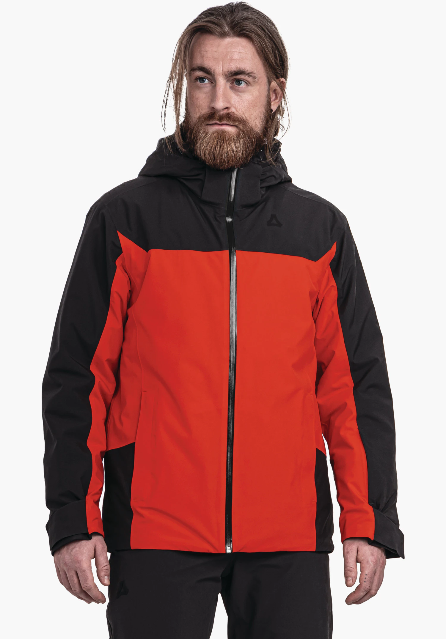 Jacket Style Zandwel MNS veste outdoor rouge et noire portée par un homme debout de face, capuche relevée et fermeture éclair fermée; logo Schöffel sur la poitrine gauche; fond blanc.