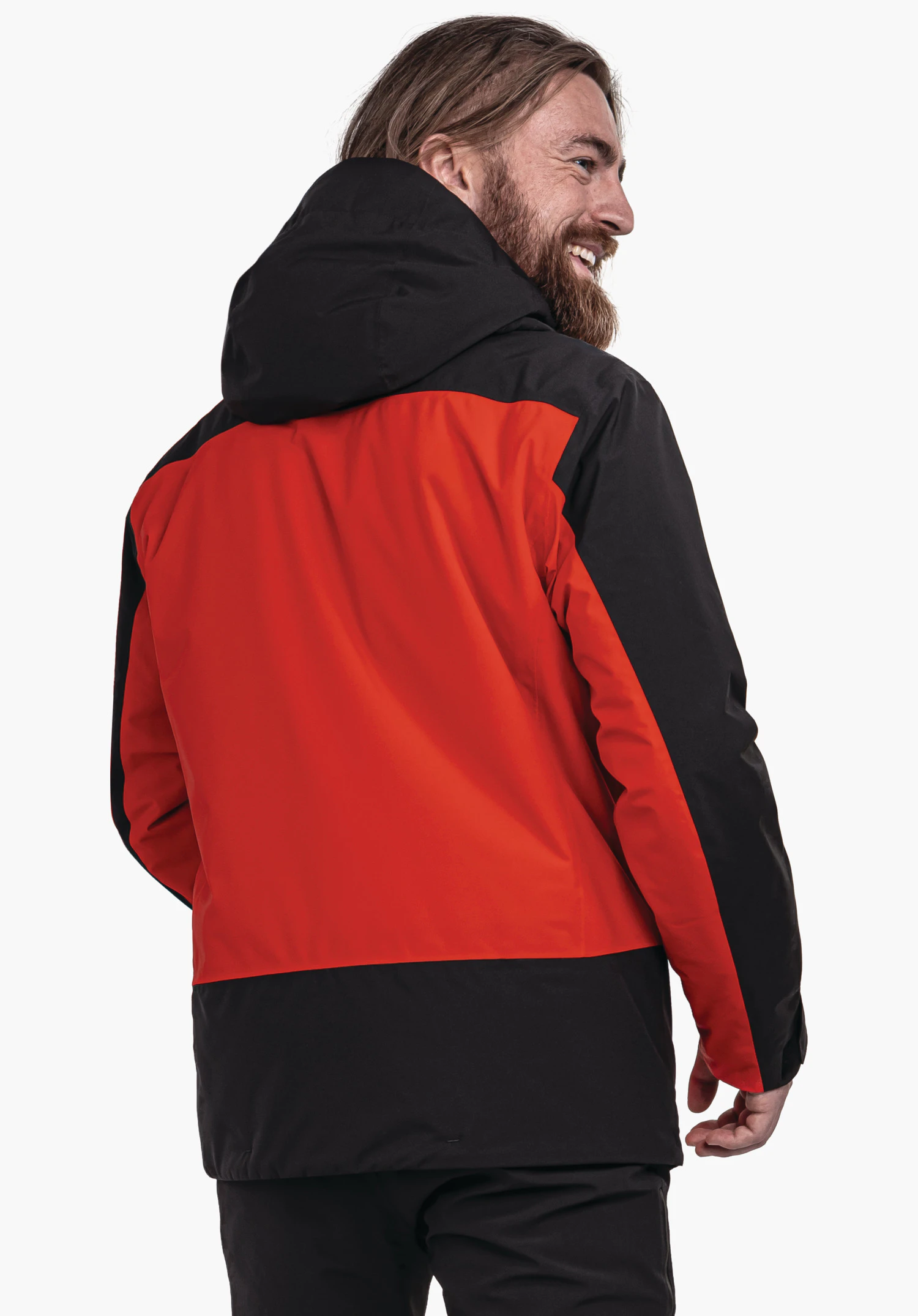 Jacket Style Zandwel MNS veste rouge et noire, portée par un homme souriant par-dessus l’épaule; vue arrière avec capuche relevée devant un fond blanc.