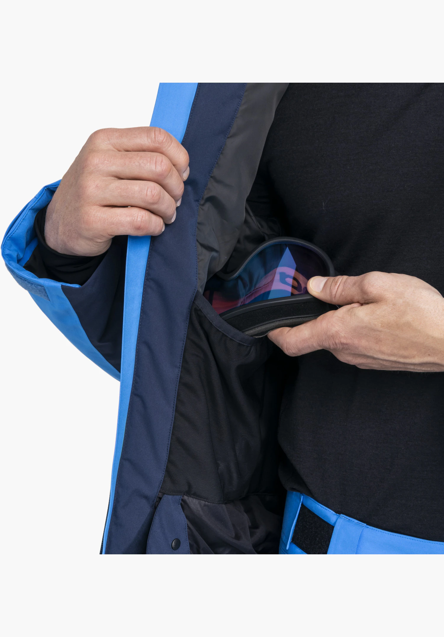 Jacket Style Zandwel MNS in blue shows a detailed view of the practical inner pocket with ski goggles close-up against a white background.