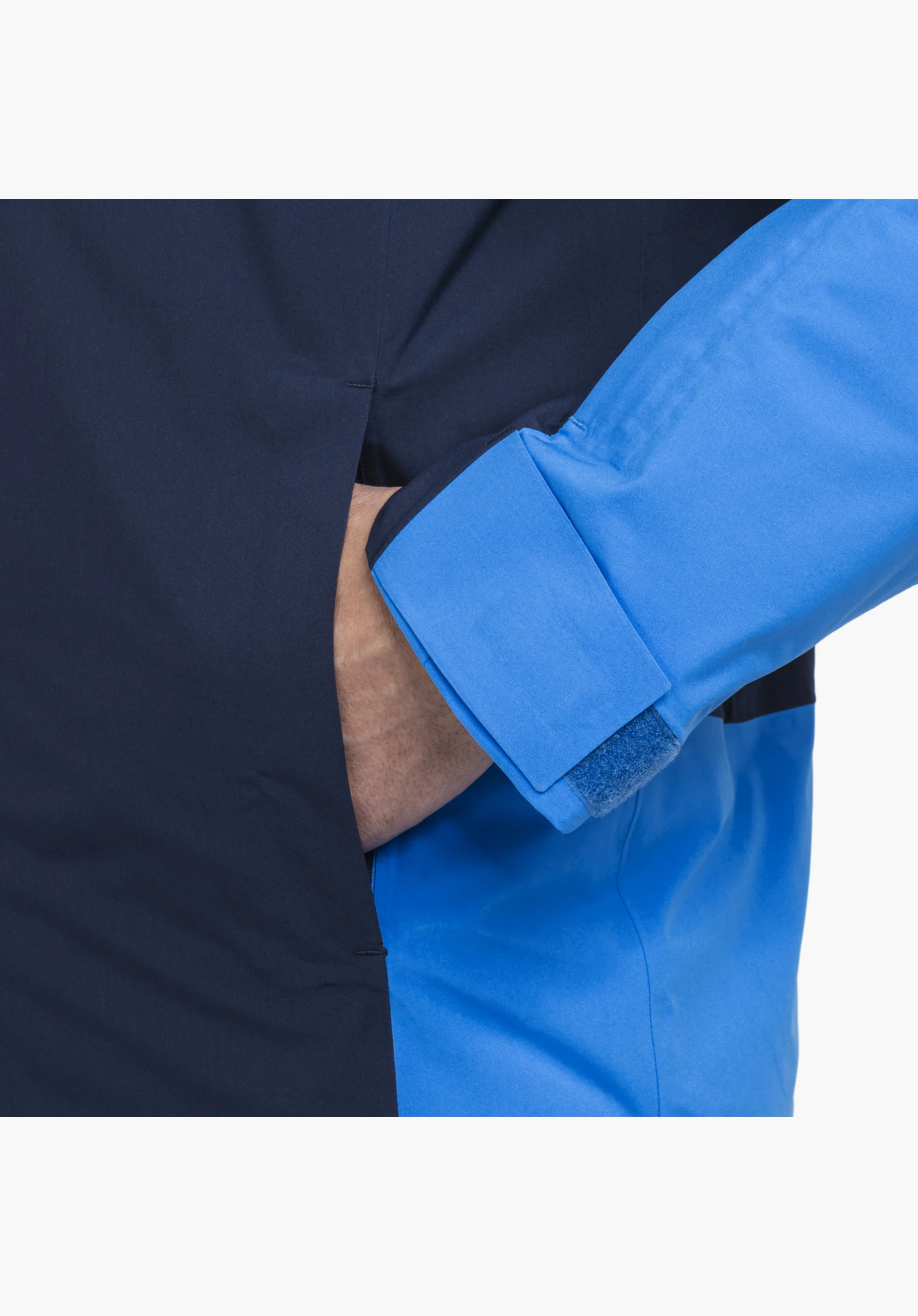 Jacket Style Zandwel MNS avec une main dans la poche bleue et un poignet ajustable en gros plan sur fond blanc.