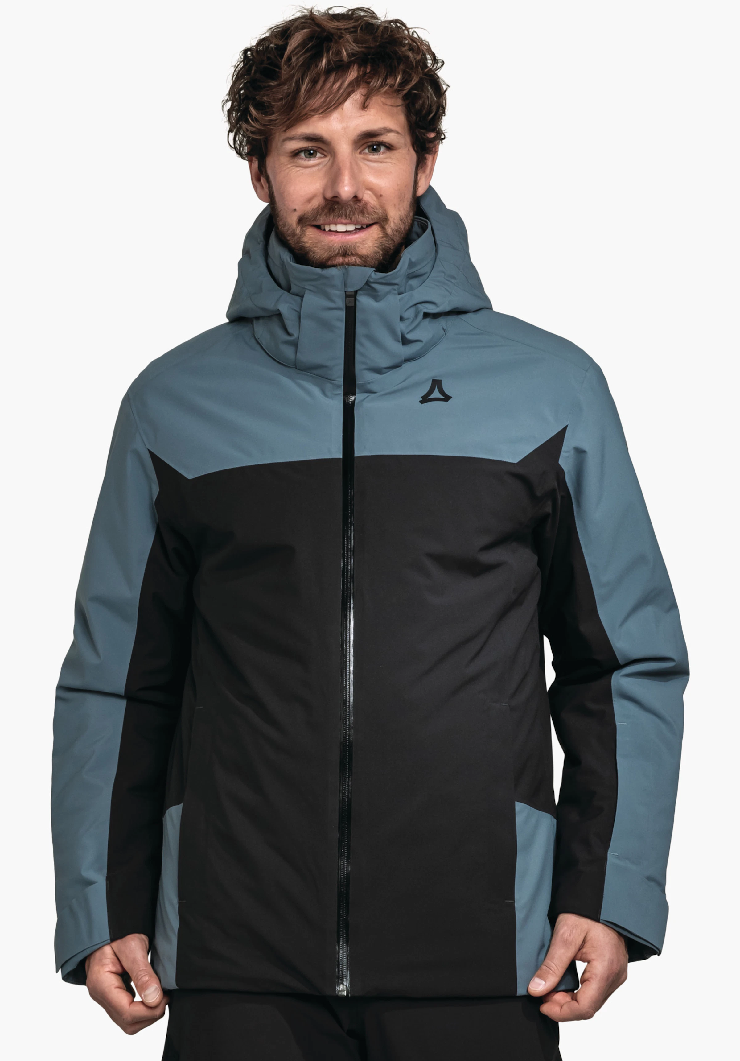 Jacket Style Zandwel MNS dunkelblau und schwarz Jacke mit Schöffel-Logo, Reißverschluss geschlossen, Kapuze hochgestellt; Mann trägt sie lächelnd, frontal vor hellem Hintergrund.