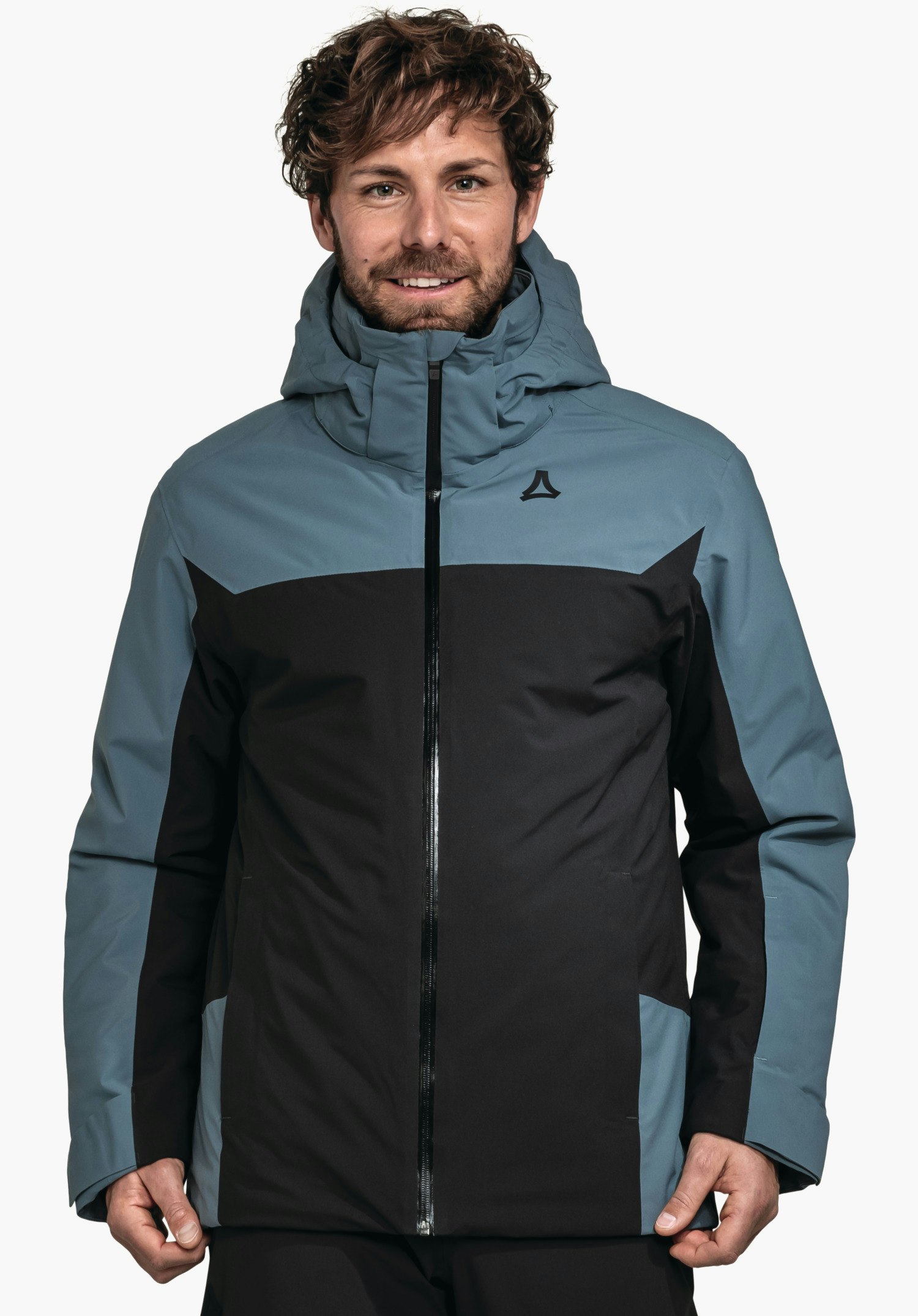 Jacket Style Zandwel MNS dunkelblau und schwarz Jacke mit Schöffel-Logo, Reißverschluss geschlossen, Kapuze hochgestellt; Mann trägt sie lächelnd, frontal vor hellem Hintergrund.