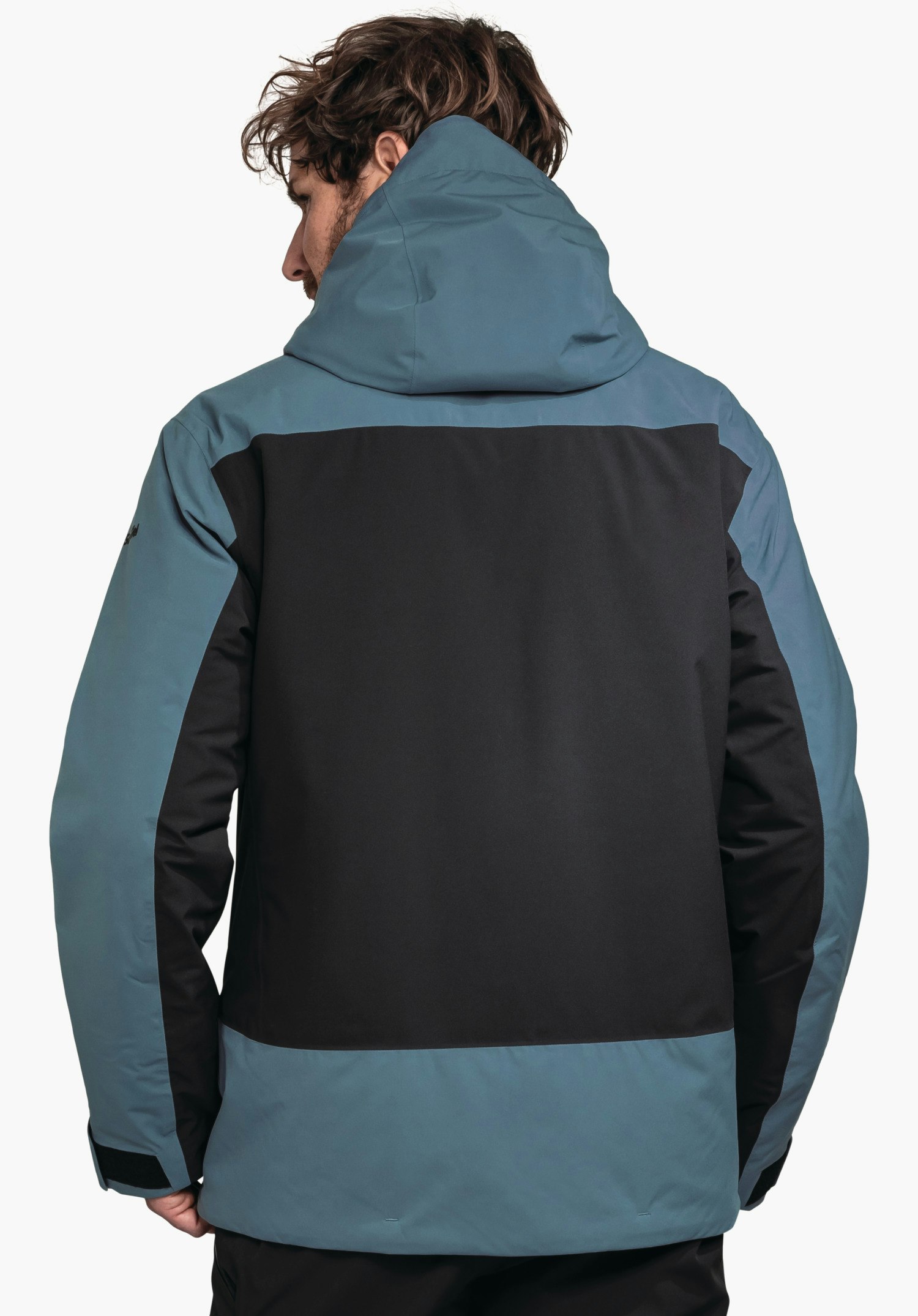 Jacket Style Zandwel MNS Zweifarbige Jacke (schwarz und hellblau) mit Kapuze bedeckt den Rücken einer stehenden Person; die Person schaut seitlich nach links; weißer Hintergrund.
