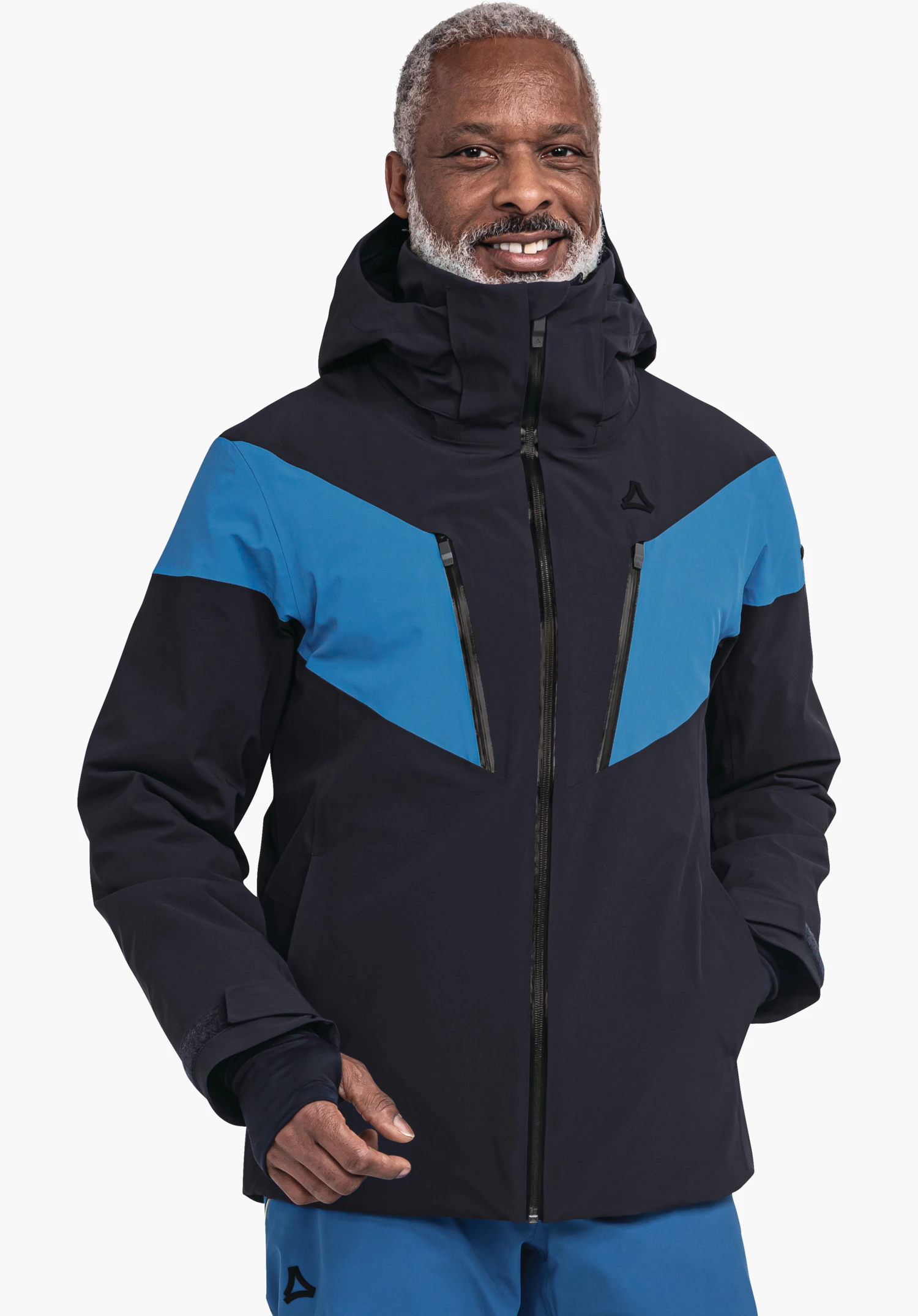 Jacket Style Safuna MNS donkerblauwe outdoorjas met lichtblauwe schouder- en borstpanelen, gedragen door een glimlachende man voor een witte achtergrond; capuchon, ritssluiting en zichtbaar Schöffel-logo op de borst.