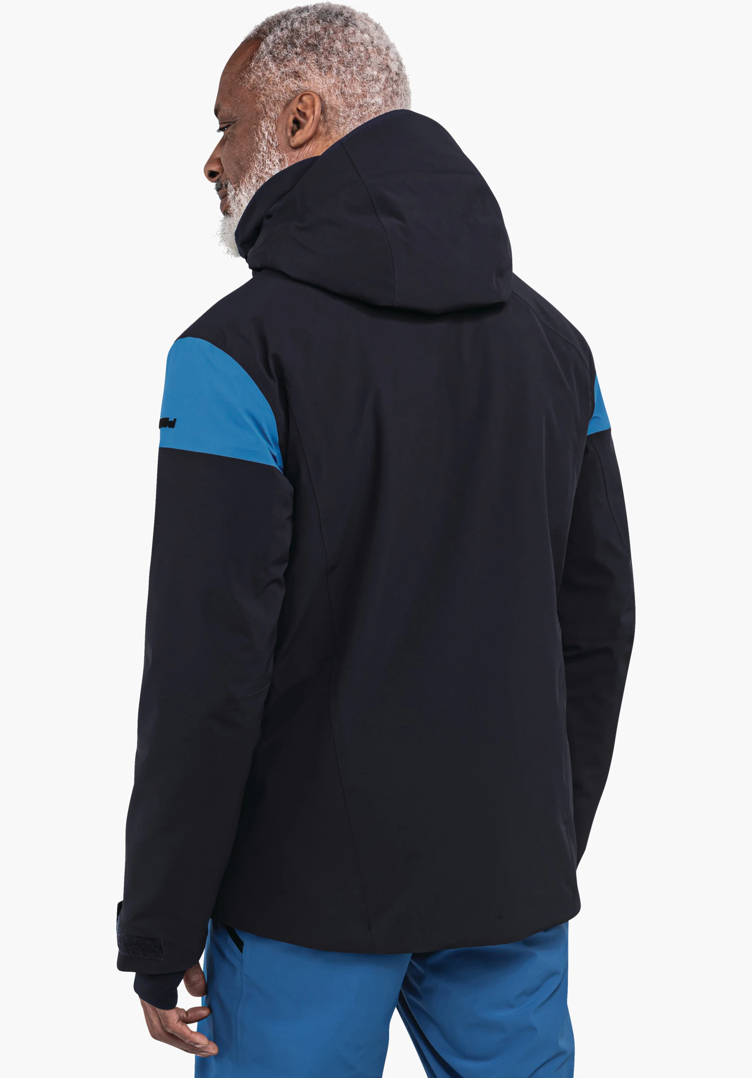 Jacket Style Safuna MNS donkerblauwe jas met lichtblauwe schouderinzetten; gedragen door een oudere man die half zijwaarts staat voor een effen witte achtergrond.