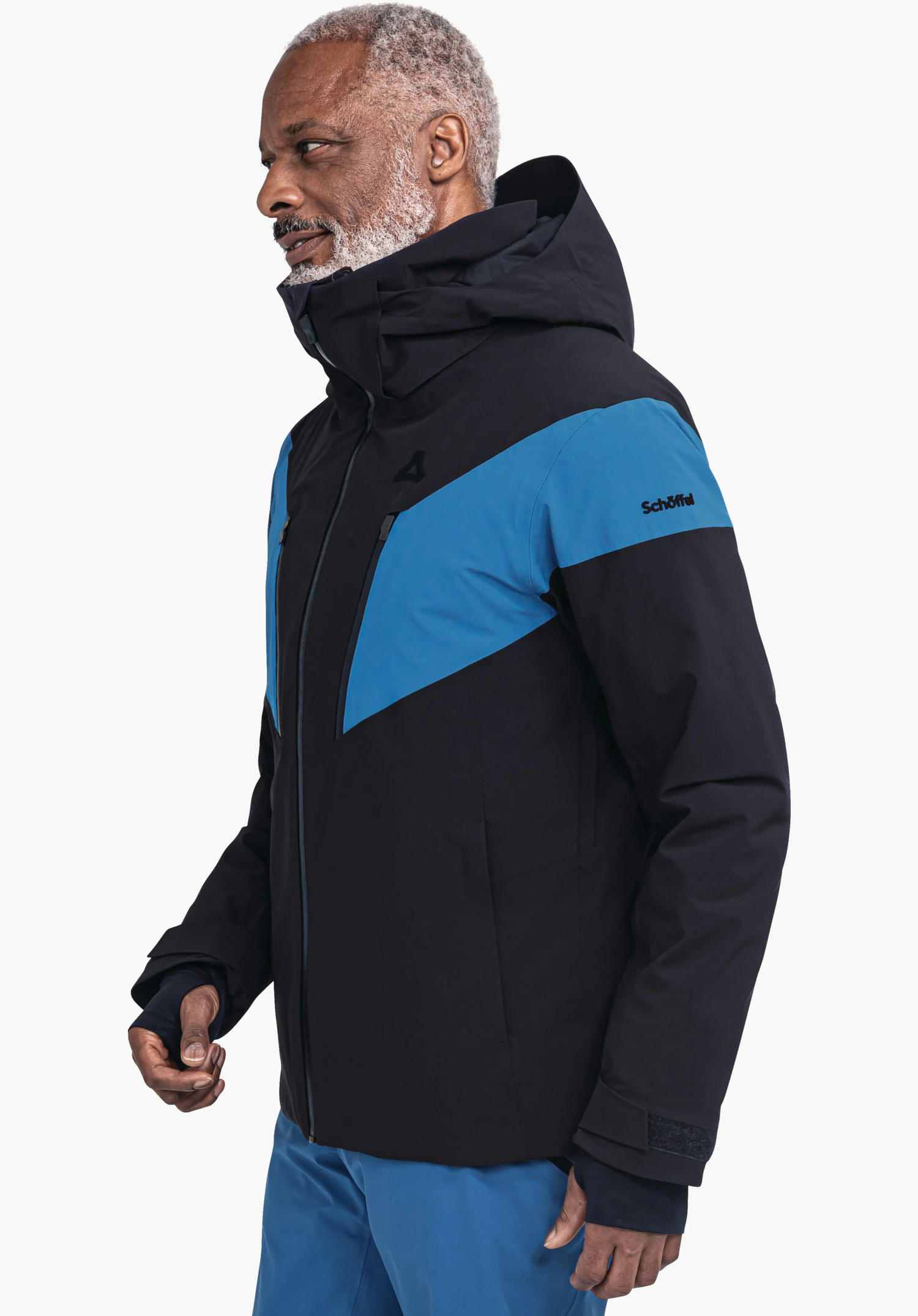 Jacket Style Safuna MNS diepzwarte en blauwe jas met capuchon, gedragen door een man die zijwaarts staat en naar links kijkt; Schöffel-logo op de borst, tekst Schöffel op de mouw; witte achtergrond.