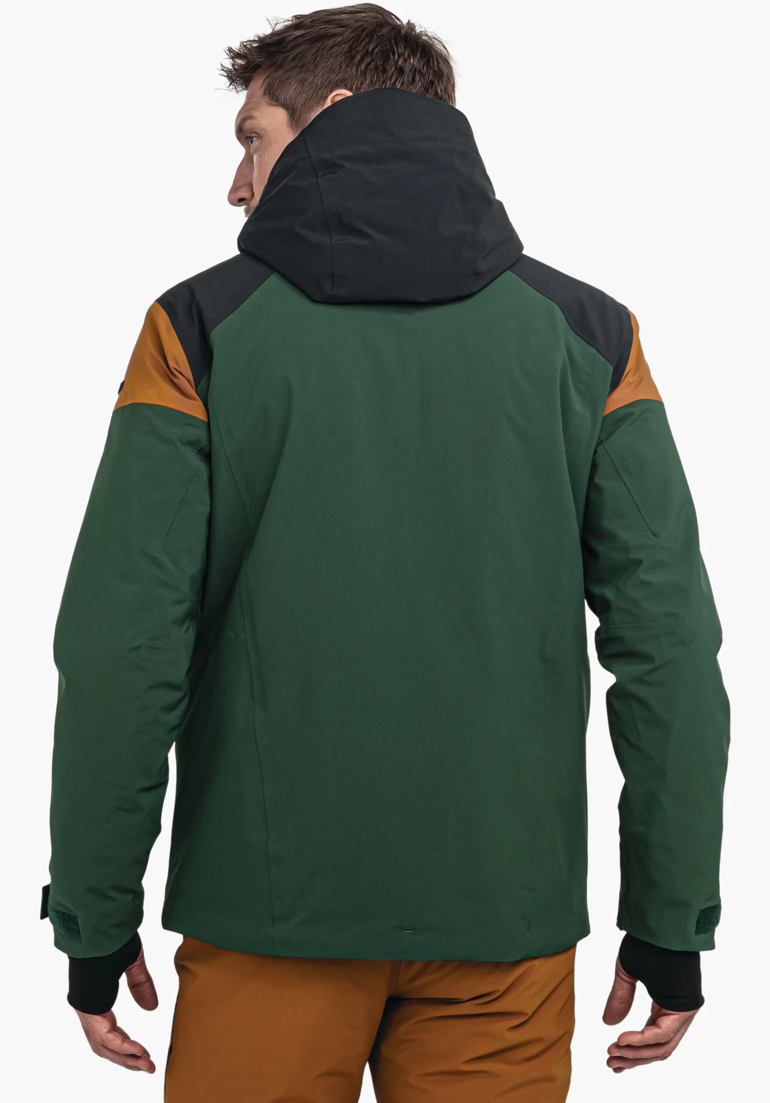 Jacket Style Safuna MNS veste vert foncé avec capuche noire et empiècements d’épaules orange; portée par une personne, vue arrière, légèrement tournée sur le côté, devant un fond neutre.
