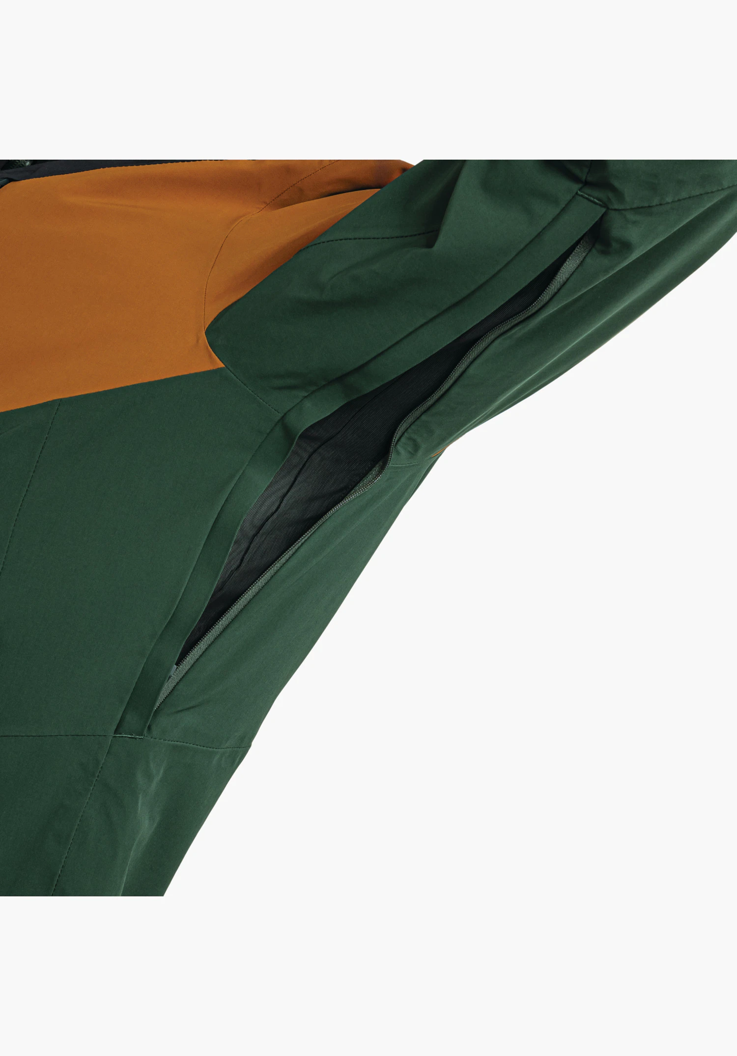 Jacket Style Safuna MNS montre le zip de ventilation sous les bras ouvert avec doublure en mesh dans le tissu vert, adjacent à une section brune, gros plan sur fond blanc/neutre.