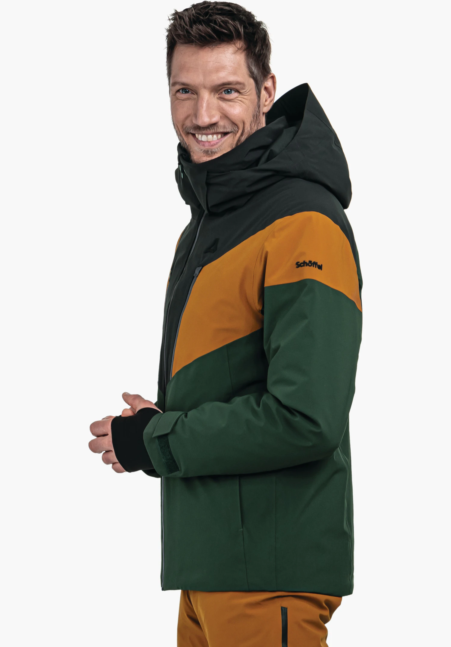 Jacket Style Safuna MNS veste vert clair avec logo Schöffel noir sur la poitrine; homme la porte, debout de profil devant fond blanc. Texte: Schöffel.