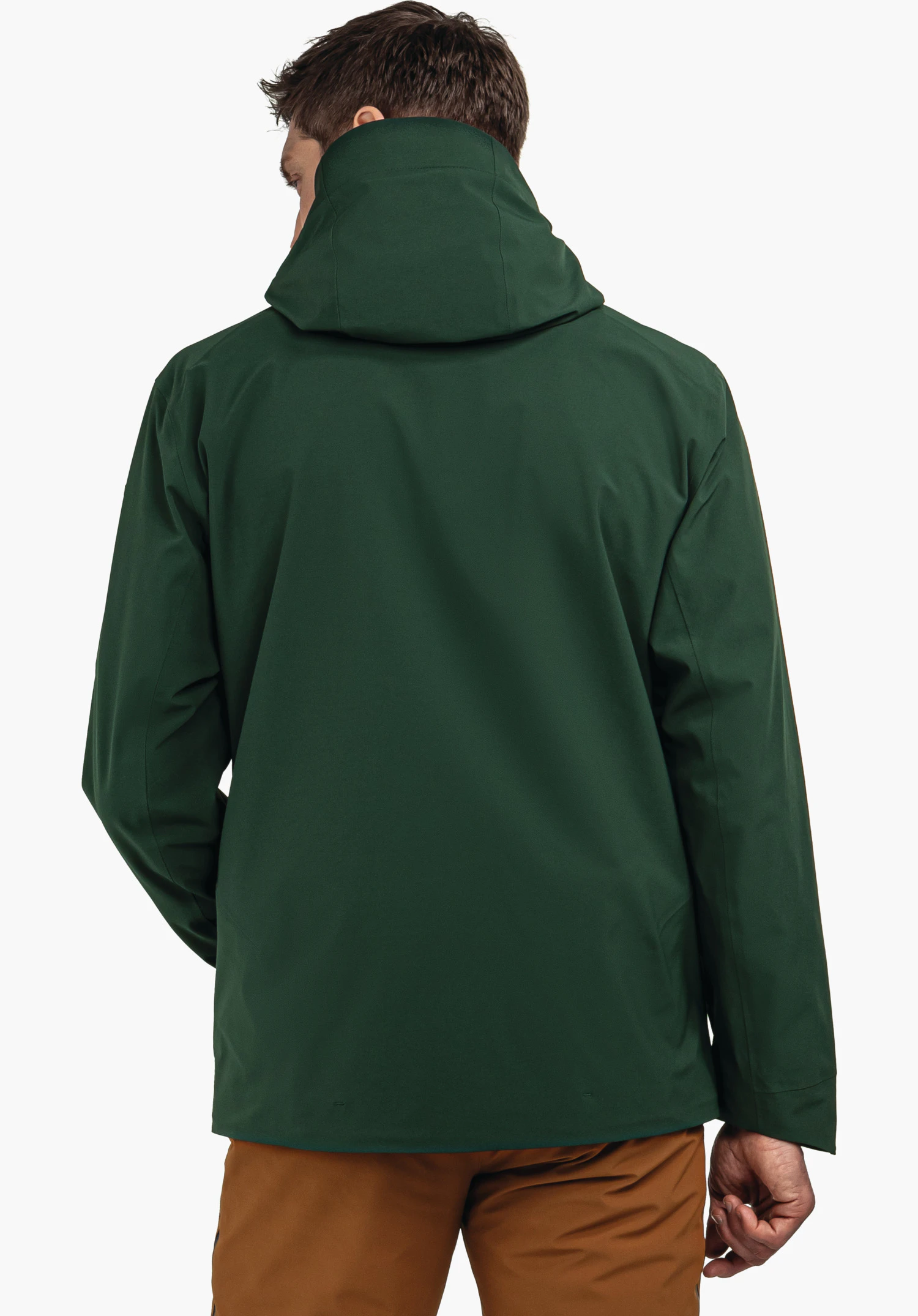 Shell Jk Style Pontre MNS veste vert foncé avec capuche; portée par une personne, vue arrière; personne debout devant un fond blanc et portant un pantalon marron.