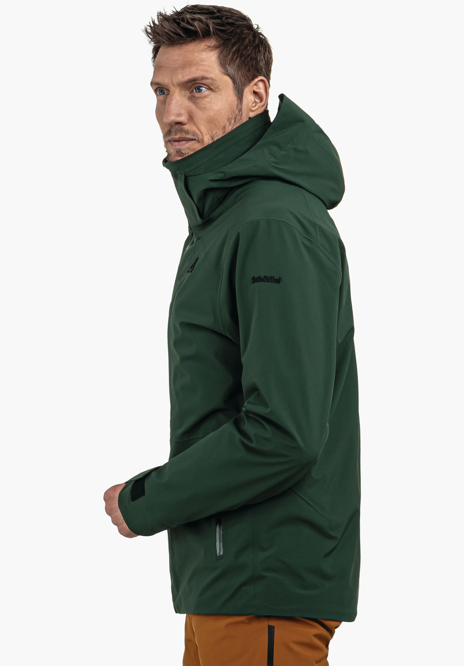 Shell Jk Style Pontre MNS veste: homme barbu porte une veste à capuche bleu clair de profil, debout devant fond studio blanc. Texte sur la veste: "Schöffel".