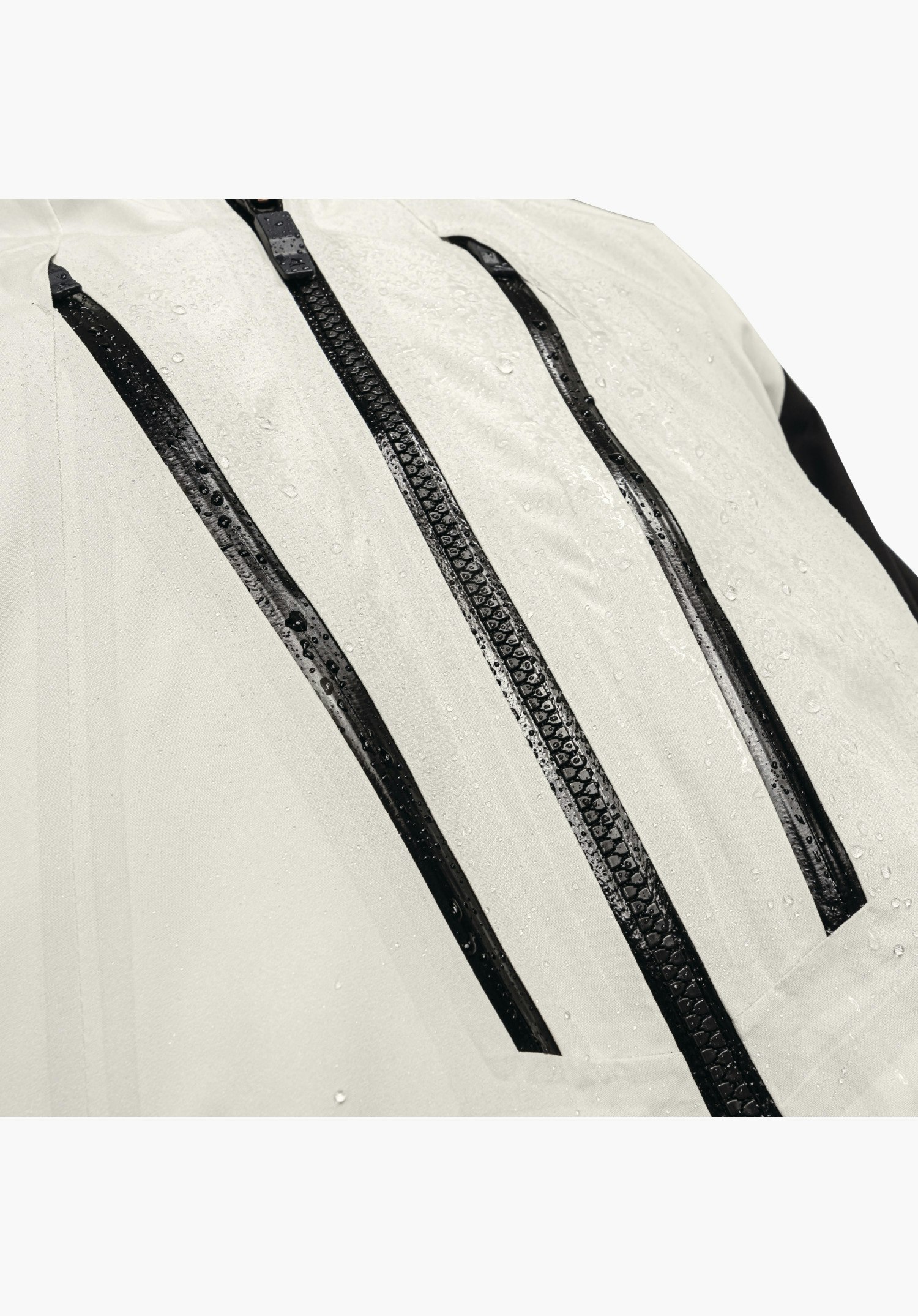 Shell Jk Style Lufeld MNS shows the water-repellent fabric in nature with beading water droplets and the black, waterproof zips on the chest. Close-up against a white background.