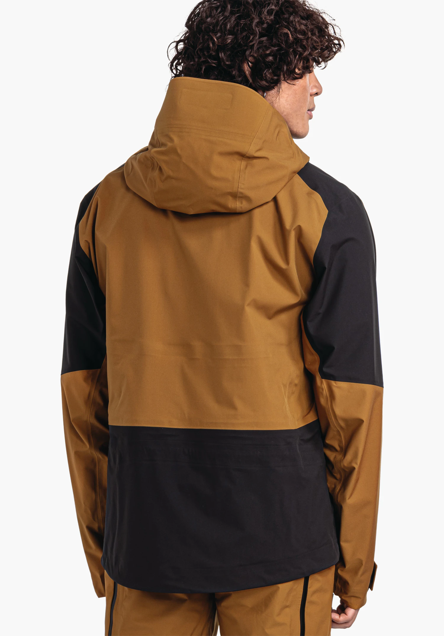 Shell Jk Style Lufeld MNS Jacke, dunkel orange und schwarz, wird von einer Person getragen, Rückenansicht mit aufgesetzter Kapuze; neutraler heller Studiohintergrund.