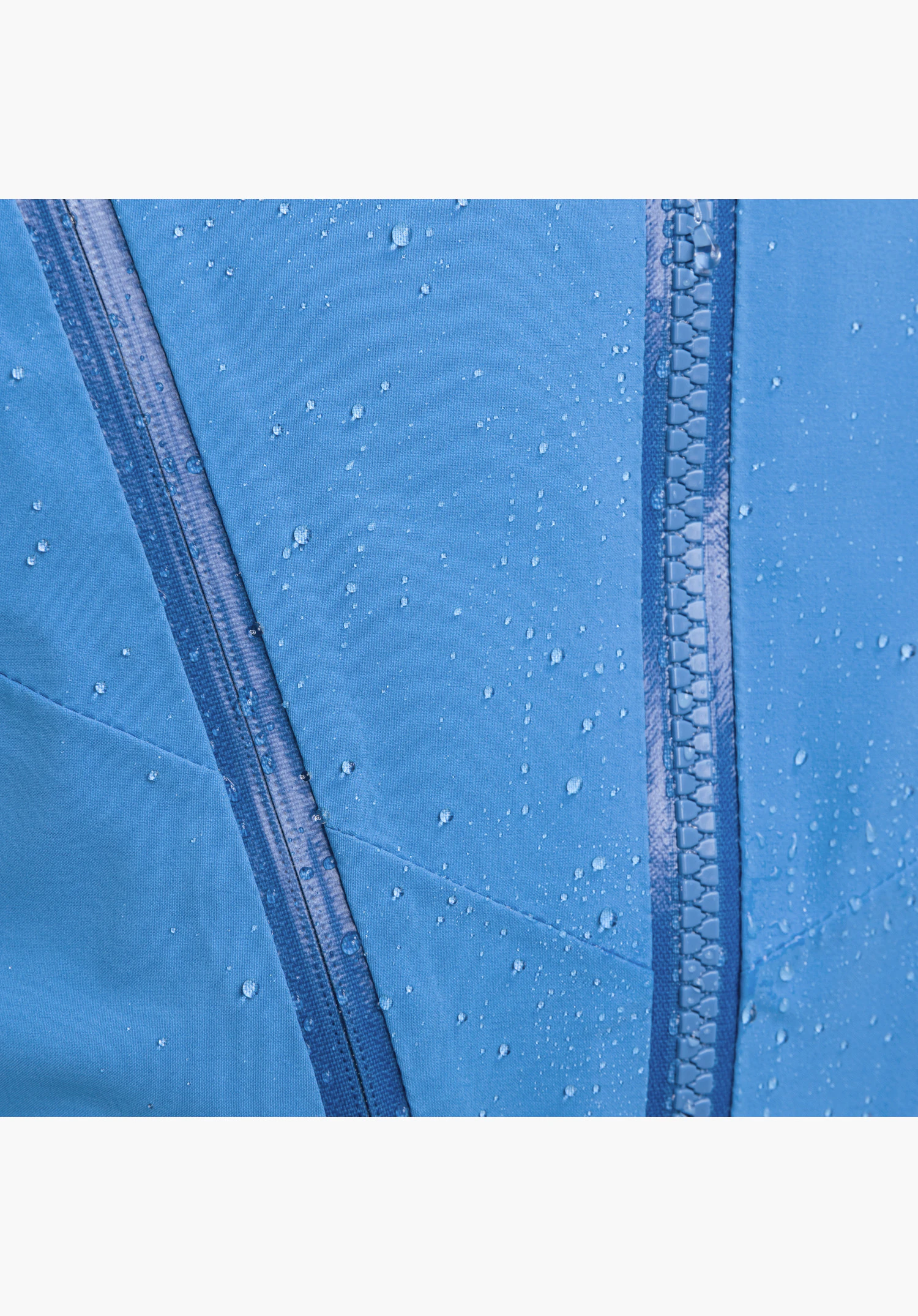 Jacket Style Skuta MNS shows water-repellent zippers and the blue material structure with water droplets in detail. Close-up against a neutral background.