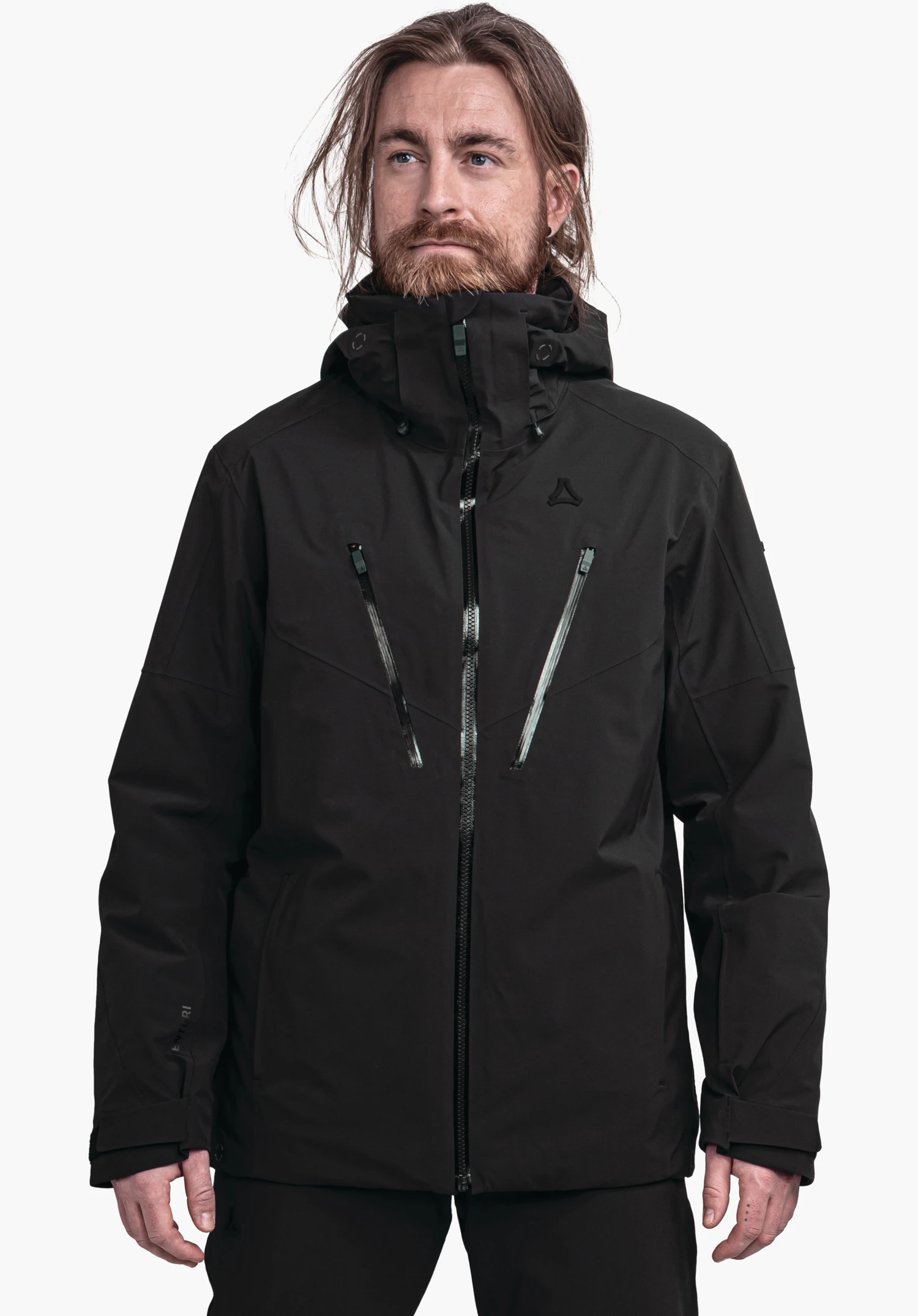Jacket Style Skuta MNS schwarze Outdoorjacke mit Schöffel-Logo, von einem stehenden Mann getragen, Reißverschluss geschlossen, zwei schräge Brusttaschen, Kapuze hochgezogen; weißer Hintergrund; Ärmel mit Schriftzug "VENTURI".