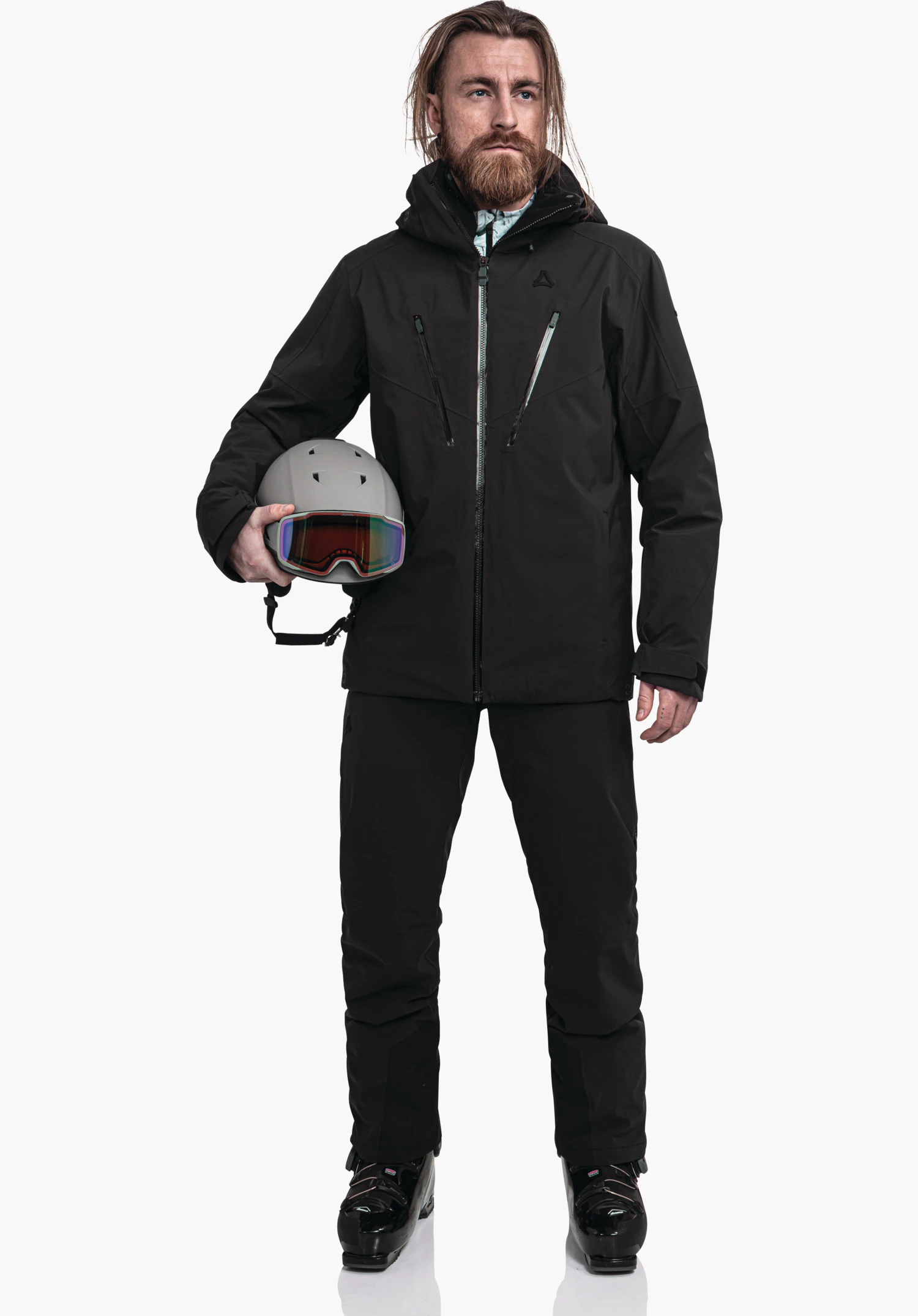 Jacket Style Skuta MNS zeigt den Brustbereich mit dem Frontreißverschluss und den schrägen Taschenreißverschlüssen auf dem schwarzen Material sowie das Schöffel-Logo als Nahaufnahme vor weißem/neutralem Hintergrund.