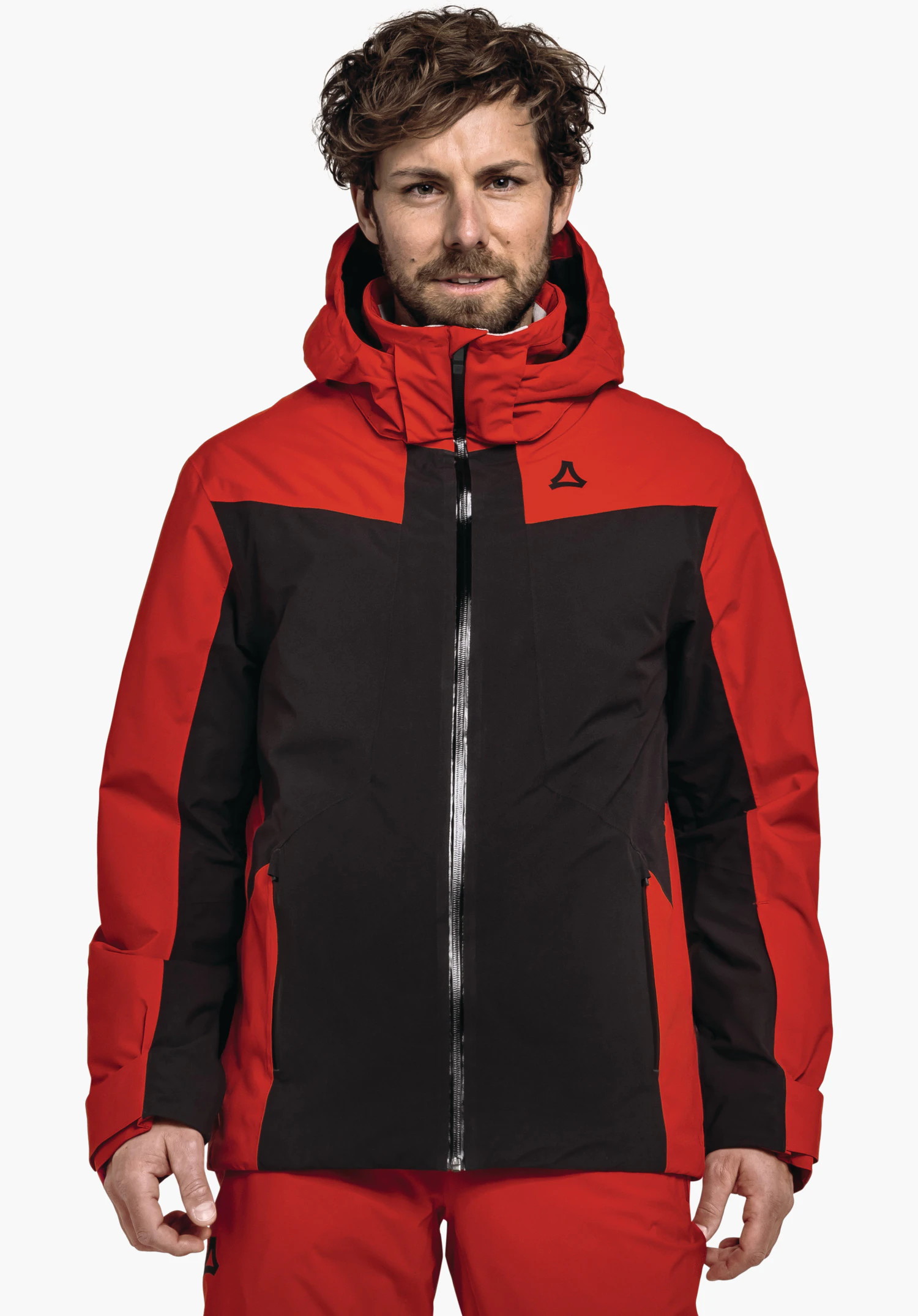 Jacket Style Trifex MNS rood-zwarte skijas: persoon draagt de jas met capuchon en gesloten ritssluiting; Schöffel-logo op de linkerborst; neutrale lichte achtergrond.