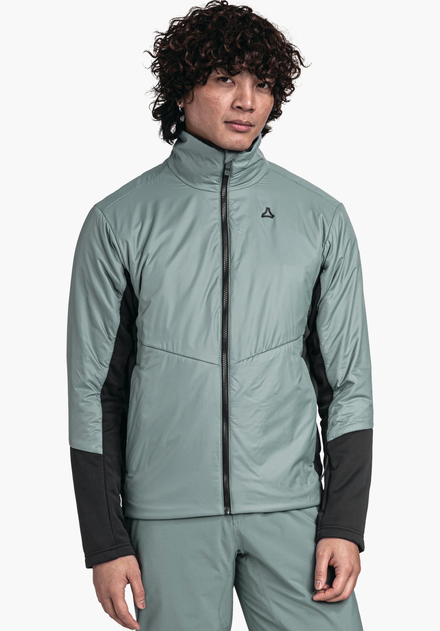 Ins Jacket Style Pontre MNS hellgrüne Jacke mit schwarzem Reißverschluss und schwarzen Ärmeln, Schöffel-Logo auf der Brust; wird von stehender Person getragen; vor weißem Hintergrund.