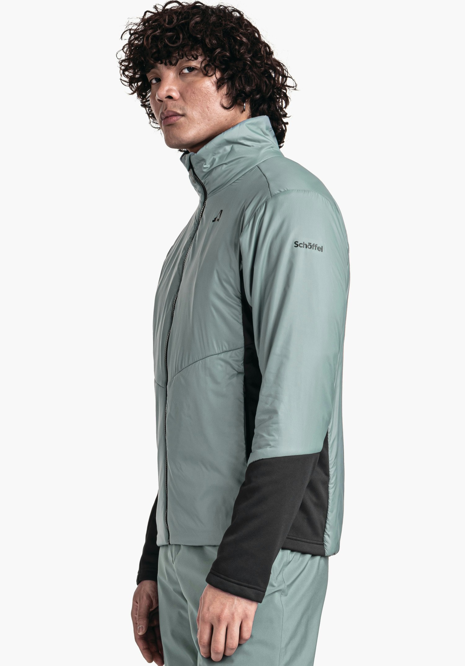 Ins Jacket Style Pontre MNS hellgrüne Jacke, getragen von seitlich stehender Person; schwarze Ärmel- und Seiteneinsätze; Schöffel-Logo auf Brust; Schriftzug "Schöffel" auf Oberarm; weißer Hintergrund.
